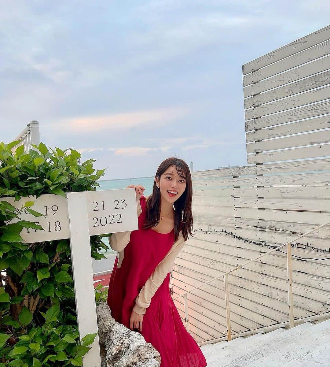 八幡美咲のインスタグラム：「きのうで仕事納めでした☺️💛 同じ方多いかな？ 今年は久しぶりに心置きなく 故郷に帰れる雰囲気があって 家族に会いに行ってる方が多いのかな(՞˶･֊･˶՞)🤍？  写真はロケで訪れた 去年リニューアルオープンしたウミカジテラスです💕  大雨だったのに この瞬間だけ晴れました😆☀️☀️☀️  海外に来たのかな？と錯覚するほど、 非日常的な空間が広がっていました🌺🌴🐠  沖縄ならではの果物や野菜を使ったお店や セレクトショップなど ここにしかない個性あふれるお店がたくさん🍳〰︎︎‪  いつか年末年始は沖縄行きたい！ 今年は行けないけど沖縄の風、感じたい！！という方は  ぜひ【八幡美咲チャンネル】で検索して 見てください☺️💕💓 チラッと寝起き八幡もいます。笑 起きてたつもりが全然顔が起きてなかった。。笑  11月の沖縄は ノースリーブで過ごせるほど 暖かかったです🐓🔅´-  素敵な年末を〜⸜(* ॑ ॑* )⸝♡」