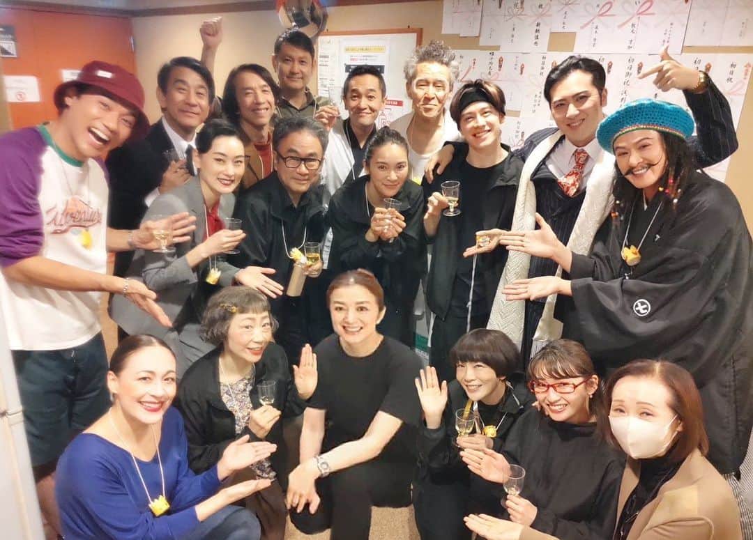 ウエンツ瑛士のインスタグラム：「お疲れ様でした。  舞台「ショウマストゴーオン」  沢山の方々のご支援もあり、ラストまで走り抜ける事が出来ました。本当にありがとうございました。  初めての三谷演出 勉強になる事ばかりで、これからもっともっと上手くなれる、と思いました。やる事はいっぱいあるけど。  諸先輩方からも沢山吸収させていただきました。 この長期公演は大変さもありましたが、色々なチャレンジも出来て筋肉をつけるにはやっぱり本番だなと感じました。  色々な代役三谷幸喜さん。 是非楽しんでください✨」