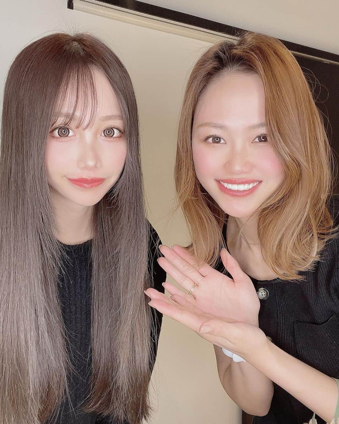 ひよこ先輩のインスタグラム：「リップアート行ってきたよ😍💓 担当はほのかさん【 @carrera_artmake 】👭 前回もお願いしたのだがデザインも ほんと上手だしめっちゃ色持ちよい😳✨ 上唇はオーバーリップめにしてもらって 色はサーモンピンクでお願いした❤️ (投稿の2枚目見てね👀💋) ノーメイクでも唇ピンクだから 唇のくすみ気にならない😭💓💓 やってもらう人によって色の持ちは違うし デザインの上手さも全然違うから 技術力とデザイン力両方兼ね備えてる ほのかさんは最強💪💕 . #アートメイク　#リップアート　#リップアートメイク　#メイク　#リップ　#六本木　# 東京　#ロングヘア　#巻き髪」