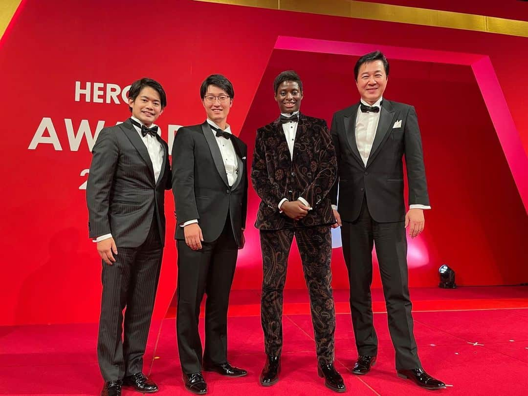 小塚崇彦さんのインスタグラム写真 - (小塚崇彦Instagram)「年が明ける前に、、 HEROs AWARD 2022に出席しました。 いじめや貧困、環境、LGBTQなど、スポーツ問題に関わらず、社会課題の解決、いわゆるSDGsについて個人や団体、アーティストを表彰する会でした。  表彰された皆様、おめでとうございます。  スケーターとして、社会人として、スポーツイベントや教室を開催する先に、誰に、どこに、どうやって、貢献できるのか？ いま一度考える時間になりました。  7年前、まだ自分が選手のころ、OBOGたちに助けてもらい、一般社団法人を立ち上げました。 思いだけはあるけど、手続きが訳わからなかったのを覚えています。  現在は、この団体を母体として「小塚アカデミー」を開催させてもらっています。 選手の練習時間に影響が少ないようにと、二子玉川ライズやトレッサ横浜などの外リンクで、スケートの普及、外リンクの有効活用として。何より、外リンクで、音楽なってると立ち止まって、スケートに興味をもってもらえます。  普及としては最高な場です。  また、選手引退後の道は、企業への就職が一般的ですが、スケート界で15年〜20年ほど慣れ親しんだ技術を会社では使わず家に寝かせているスケーターが多くいます。 そんなスケーターたちの発掘も裏テーマとして持っています。  20年間取得してきたスケーティングやスピンの技術を伝えられるのは氷上だけ、ということで、多くの方々に20年間の技術を伝えてもらいながら、一緒にスケートを楽しんでもらっています。  餅は餅屋です。  皆さんもご存じのところかと思いますが、 自分にもスケート界から離れようと思っていた時期がありました。 (結局離れて、戻ってきました。ただいま🤚)  大事なことなので、2回目言います。 餅は餅屋です。  今回の表彰者では、自身がこれまでに感じた課題を仲間と共に形にし、課題を解決していき、人を笑顔に変えるケースをたくさん知ることができました。 一般社団法人を設立した当時の自分の選手としての思いを、もう一度思い出すキッカケともなり、とても学びの多い時間になりました。  長くなりましたが、 僕たちスケーターOBOGにできることは、現在の選手たちが感じた課題に耳を傾け、選手たちを全力で応援することなのかなと思います。  全日本選手権に出場した選手たち、お疲れ様でした。  ひとりひとりが少し誰かを思うことで、大きな輪ができ、スポーツを通じての恩返し活動。  HEROsアワードは、気持ちの変化を起こしてくれる素晴らしい会でした。  Thanks, you are my HERO‼️  自分用のメモでした。  #日本財団 #HEROs #HEROsAWARD2022  #トヨタ #アスリート #sdgs  #スポーツ #環境 #タキシード #正装 #表彰式 #赤 #社会貢献 #社会問題 #フィギュアスケート #全日本フィギュア #全日本選手権 #スケート教室 #小塚アカデミー」12月29日 11時47分 - takakozuka