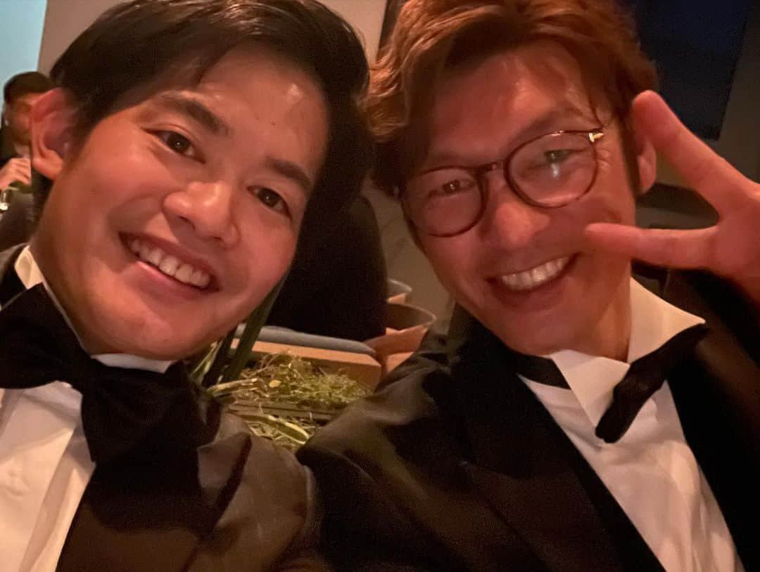 小塚崇彦さんのインスタグラム写真 - (小塚崇彦Instagram)「年が明ける前に、、 HEROs AWARD 2022に出席しました。 いじめや貧困、環境、LGBTQなど、スポーツ問題に関わらず、社会課題の解決、いわゆるSDGsについて個人や団体、アーティストを表彰する会でした。  表彰された皆様、おめでとうございます。  スケーターとして、社会人として、スポーツイベントや教室を開催する先に、誰に、どこに、どうやって、貢献できるのか？ いま一度考える時間になりました。  7年前、まだ自分が選手のころ、OBOGたちに助けてもらい、一般社団法人を立ち上げました。 思いだけはあるけど、手続きが訳わからなかったのを覚えています。  現在は、この団体を母体として「小塚アカデミー」を開催させてもらっています。 選手の練習時間に影響が少ないようにと、二子玉川ライズやトレッサ横浜などの外リンクで、スケートの普及、外リンクの有効活用として。何より、外リンクで、音楽なってると立ち止まって、スケートに興味をもってもらえます。  普及としては最高な場です。  また、選手引退後の道は、企業への就職が一般的ですが、スケート界で15年〜20年ほど慣れ親しんだ技術を会社では使わず家に寝かせているスケーターが多くいます。 そんなスケーターたちの発掘も裏テーマとして持っています。  20年間取得してきたスケーティングやスピンの技術を伝えられるのは氷上だけ、ということで、多くの方々に20年間の技術を伝えてもらいながら、一緒にスケートを楽しんでもらっています。  餅は餅屋です。  皆さんもご存じのところかと思いますが、 自分にもスケート界から離れようと思っていた時期がありました。 (結局離れて、戻ってきました。ただいま🤚)  大事なことなので、2回目言います。 餅は餅屋です。  今回の表彰者では、自身がこれまでに感じた課題を仲間と共に形にし、課題を解決していき、人を笑顔に変えるケースをたくさん知ることができました。 一般社団法人を設立した当時の自分の選手としての思いを、もう一度思い出すキッカケともなり、とても学びの多い時間になりました。  長くなりましたが、 僕たちスケーターOBOGにできることは、現在の選手たちが感じた課題に耳を傾け、選手たちを全力で応援することなのかなと思います。  全日本選手権に出場した選手たち、お疲れ様でした。  ひとりひとりが少し誰かを思うことで、大きな輪ができ、スポーツを通じての恩返し活動。  HEROsアワードは、気持ちの変化を起こしてくれる素晴らしい会でした。  Thanks, you are my HERO‼️  自分用のメモでした。  #日本財団 #HEROs #HEROsAWARD2022  #トヨタ #アスリート #sdgs  #スポーツ #環境 #タキシード #正装 #表彰式 #赤 #社会貢献 #社会問題 #フィギュアスケート #全日本フィギュア #全日本選手権 #スケート教室 #小塚アカデミー」12月29日 11時47分 - takakozuka