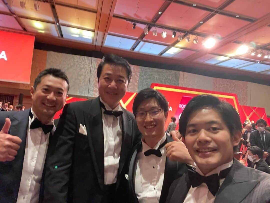 小塚崇彦さんのインスタグラム写真 - (小塚崇彦Instagram)「年が明ける前に、、 HEROs AWARD 2022に出席しました。 いじめや貧困、環境、LGBTQなど、スポーツ問題に関わらず、社会課題の解決、いわゆるSDGsについて個人や団体、アーティストを表彰する会でした。  表彰された皆様、おめでとうございます。  スケーターとして、社会人として、スポーツイベントや教室を開催する先に、誰に、どこに、どうやって、貢献できるのか？ いま一度考える時間になりました。  7年前、まだ自分が選手のころ、OBOGたちに助けてもらい、一般社団法人を立ち上げました。 思いだけはあるけど、手続きが訳わからなかったのを覚えています。  現在は、この団体を母体として「小塚アカデミー」を開催させてもらっています。 選手の練習時間に影響が少ないようにと、二子玉川ライズやトレッサ横浜などの外リンクで、スケートの普及、外リンクの有効活用として。何より、外リンクで、音楽なってると立ち止まって、スケートに興味をもってもらえます。  普及としては最高な場です。  また、選手引退後の道は、企業への就職が一般的ですが、スケート界で15年〜20年ほど慣れ親しんだ技術を会社では使わず家に寝かせているスケーターが多くいます。 そんなスケーターたちの発掘も裏テーマとして持っています。  20年間取得してきたスケーティングやスピンの技術を伝えられるのは氷上だけ、ということで、多くの方々に20年間の技術を伝えてもらいながら、一緒にスケートを楽しんでもらっています。  餅は餅屋です。  皆さんもご存じのところかと思いますが、 自分にもスケート界から離れようと思っていた時期がありました。 (結局離れて、戻ってきました。ただいま🤚)  大事なことなので、2回目言います。 餅は餅屋です。  今回の表彰者では、自身がこれまでに感じた課題を仲間と共に形にし、課題を解決していき、人を笑顔に変えるケースをたくさん知ることができました。 一般社団法人を設立した当時の自分の選手としての思いを、もう一度思い出すキッカケともなり、とても学びの多い時間になりました。  長くなりましたが、 僕たちスケーターOBOGにできることは、現在の選手たちが感じた課題に耳を傾け、選手たちを全力で応援することなのかなと思います。  全日本選手権に出場した選手たち、お疲れ様でした。  ひとりひとりが少し誰かを思うことで、大きな輪ができ、スポーツを通じての恩返し活動。  HEROsアワードは、気持ちの変化を起こしてくれる素晴らしい会でした。  Thanks, you are my HERO‼️  自分用のメモでした。  #日本財団 #HEROs #HEROsAWARD2022  #トヨタ #アスリート #sdgs  #スポーツ #環境 #タキシード #正装 #表彰式 #赤 #社会貢献 #社会問題 #フィギュアスケート #全日本フィギュア #全日本選手権 #スケート教室 #小塚アカデミー」12月29日 11時47分 - takakozuka