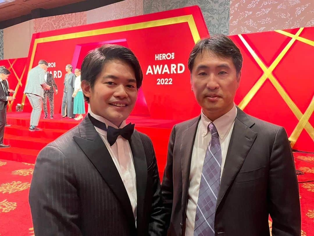 小塚崇彦さんのインスタグラム写真 - (小塚崇彦Instagram)「年が明ける前に、、 HEROs AWARD 2022に出席しました。 いじめや貧困、環境、LGBTQなど、スポーツ問題に関わらず、社会課題の解決、いわゆるSDGsについて個人や団体、アーティストを表彰する会でした。  表彰された皆様、おめでとうございます。  スケーターとして、社会人として、スポーツイベントや教室を開催する先に、誰に、どこに、どうやって、貢献できるのか？ いま一度考える時間になりました。  7年前、まだ自分が選手のころ、OBOGたちに助けてもらい、一般社団法人を立ち上げました。 思いだけはあるけど、手続きが訳わからなかったのを覚えています。  現在は、この団体を母体として「小塚アカデミー」を開催させてもらっています。 選手の練習時間に影響が少ないようにと、二子玉川ライズやトレッサ横浜などの外リンクで、スケートの普及、外リンクの有効活用として。何より、外リンクで、音楽なってると立ち止まって、スケートに興味をもってもらえます。  普及としては最高な場です。  また、選手引退後の道は、企業への就職が一般的ですが、スケート界で15年〜20年ほど慣れ親しんだ技術を会社では使わず家に寝かせているスケーターが多くいます。 そんなスケーターたちの発掘も裏テーマとして持っています。  20年間取得してきたスケーティングやスピンの技術を伝えられるのは氷上だけ、ということで、多くの方々に20年間の技術を伝えてもらいながら、一緒にスケートを楽しんでもらっています。  餅は餅屋です。  皆さんもご存じのところかと思いますが、 自分にもスケート界から離れようと思っていた時期がありました。 (結局離れて、戻ってきました。ただいま🤚)  大事なことなので、2回目言います。 餅は餅屋です。  今回の表彰者では、自身がこれまでに感じた課題を仲間と共に形にし、課題を解決していき、人を笑顔に変えるケースをたくさん知ることができました。 一般社団法人を設立した当時の自分の選手としての思いを、もう一度思い出すキッカケともなり、とても学びの多い時間になりました。  長くなりましたが、 僕たちスケーターOBOGにできることは、現在の選手たちが感じた課題に耳を傾け、選手たちを全力で応援することなのかなと思います。  全日本選手権に出場した選手たち、お疲れ様でした。  ひとりひとりが少し誰かを思うことで、大きな輪ができ、スポーツを通じての恩返し活動。  HEROsアワードは、気持ちの変化を起こしてくれる素晴らしい会でした。  Thanks, you are my HERO‼️  自分用のメモでした。  #日本財団 #HEROs #HEROsAWARD2022  #トヨタ #アスリート #sdgs  #スポーツ #環境 #タキシード #正装 #表彰式 #赤 #社会貢献 #社会問題 #フィギュアスケート #全日本フィギュア #全日本選手権 #スケート教室 #小塚アカデミー」12月29日 11時47分 - takakozuka