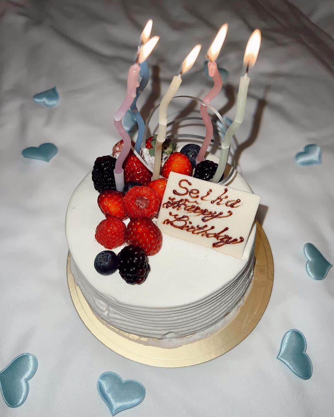 のインスタグラム：「🎂  今年いただいた 可愛いケーキたち😍  みんな用意してくれてありがとう🥹💕  #流行りのうねうねろうろくカワイイ #ティアラと紫リボンカワイイ #LiSAみたいなSEiKAカワイイ笑」