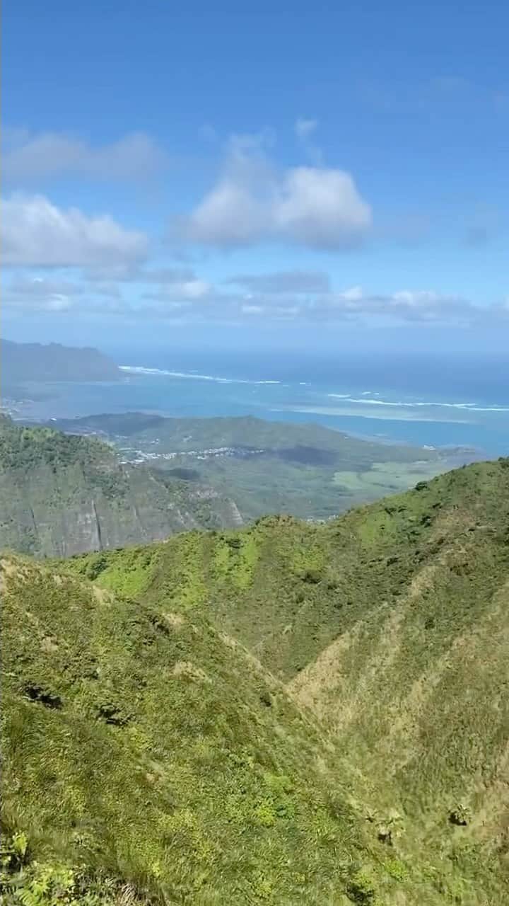 アマンダ・エボラのインスタグラム：「Cheers to finally honeymooning in Hawaii this year 🥂 #HappyAnniversary   #wheninstagrammakesareelforyou」