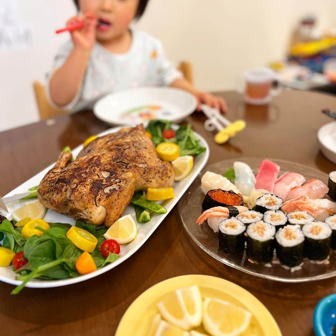 花原緑さんのインスタグラム写真 - (花原緑Instagram)「/ 3歳と0歳のクリスマス🤭🕊️ わくわくドキドキしながら まさかの0時すぎに枕元のプレゼントに気づいてしまった長男 "やっぱりサンタさんきてくれたねぇー！！！"と そこからは眠れるはずもなく笑なんとか明け方まで寝かせて 待ちに待ったプレゼントを開けました😂 次男も自分だけのおもちゃがうれしそう！ でもやっぱりにぃにが持ってるものの方が気になるのよね 毎日おもちゃの奪い合いです  世界中のサンタさん おつかれさまでした！ 今年も子どもたちをわくわくさせてくれてありがとう❤️  #christmas #2022 #おうちで過ごす #家族の時間 #🎄🕊️❄️」12月29日 12時31分 - midori_hanahara_official