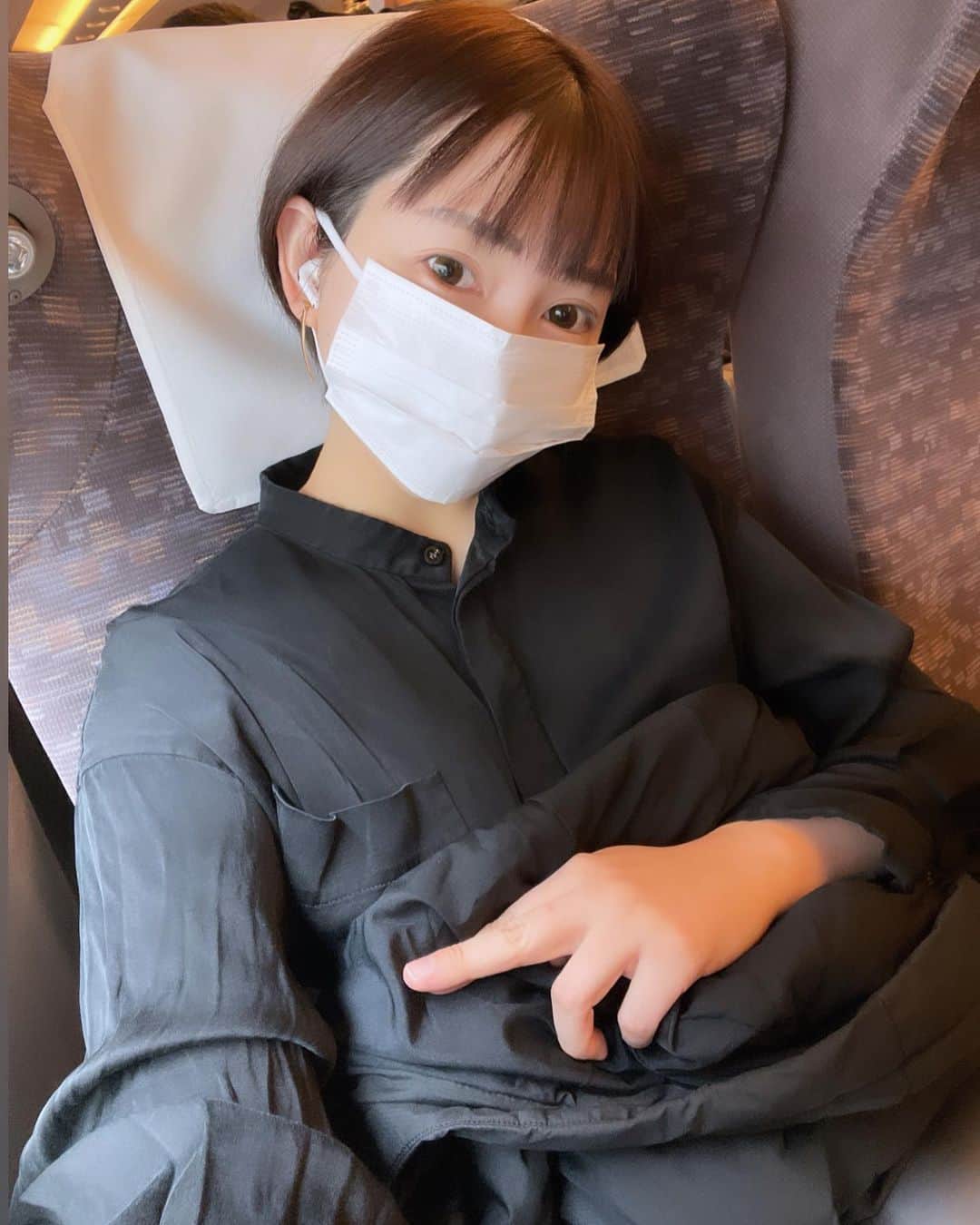 丸の内OLレイナ（美容）のインスタグラム：「来年は私と大人の友達になりますか？（真顔）  #なりたい人コメントして #ハートも押して #フォローもして #全部してたら認知するにゃ  ピースの癖やば✌️」