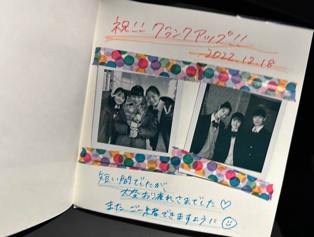 のインスタグラム：「「瑠璃も玻璃も照らせば光る」ご覧いただきありがとうございました。 この作品を通して、ヤングケアラーの方だけではなく、難しい環境で頑張る方々に勇気を与えることを目標に演じました。 ドラマ初主演で、ヤングシナリオ大賞という歴史ある作品に出演することができるなんて、私はなんて幸せ者なんだと、改めて感じています。 共演者の方々、スタッフさん、本当にありがとうございました！  見逃した方やもう1回見たい方はTverやFODで配信中ですので、ぜひご覧下さい！  #瑠璃も玻璃も照らせば光る #豊嶋花」