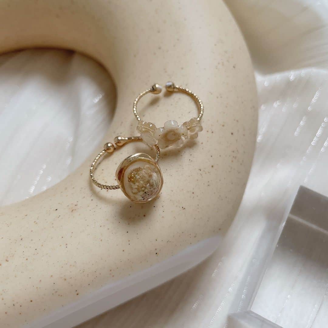 MERY ITEMのインスタグラム：「【recommend item】⁣ ＜Serena × MERY＞⁣ ⁣ “【Serena】flower ringセット”⁣ ⁣ 華奢な小花のリングとドライフラワーがモチーフの⁣ 大人っぽガーリーなリングセット。⁣ その日の気分に合わせて、セットでつけても⁣ それぞれでつけても楽しめます🏹⁣ ⁣ ¥1,350⁣ ⁣ 💡このアイテムが気に入った方は、 6枚目以降のオススメアイテムもあわせてチェックしてみてください♡」