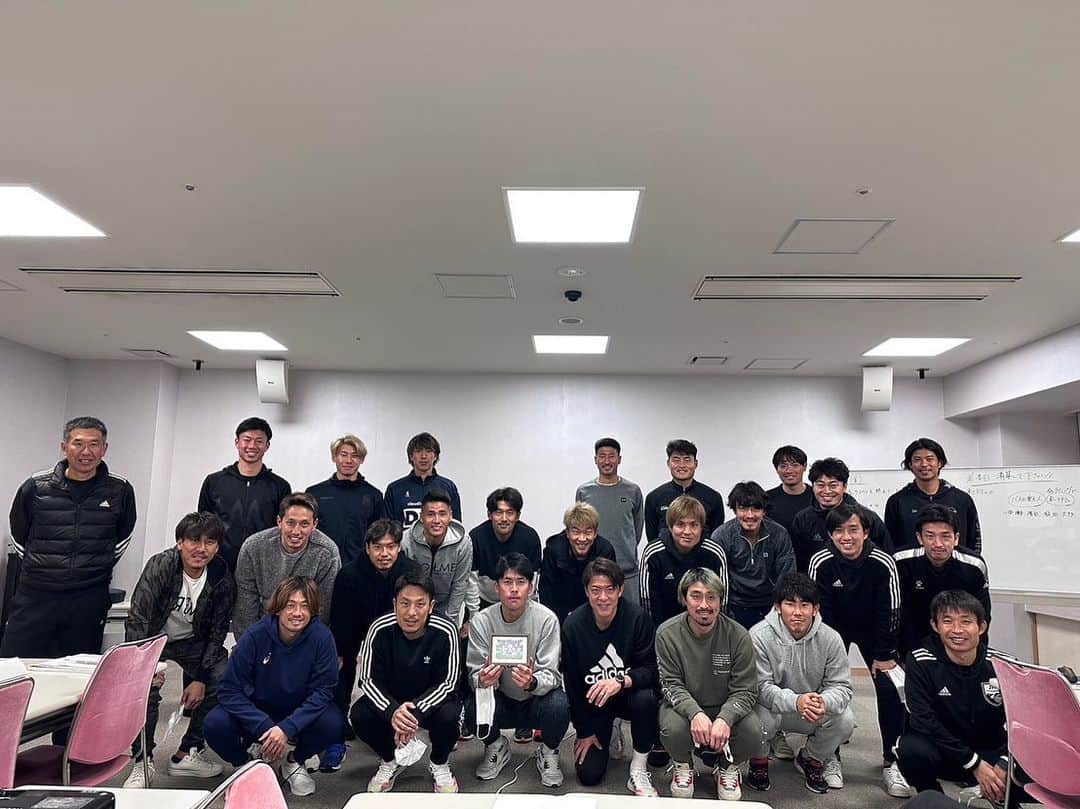 北脇健慈のインスタグラム：「B級ライセンス前期終了  とても学びのある１週間で、改めて指導者へのリスペクトの気持ちが湧きました。  それと同時に、今までたくさん指導者に迷惑をかけてきたんだなと反省しました。笑  これからはより指導者の立場を考えながら選手生活を送ろうと思います😊  #指導者  #b級ライセンス  #前期終了  #前期後期で1枚」
