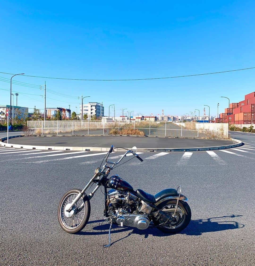 Curly Giraffeのインスタグラム：「乗り納め2022  #harleydavidson #chopper  #vintagechopper #chopperlife #49fl #panhead #panheadchopper #easyrider #peterfonda #dennishopper #captainbilly #hawgholic」