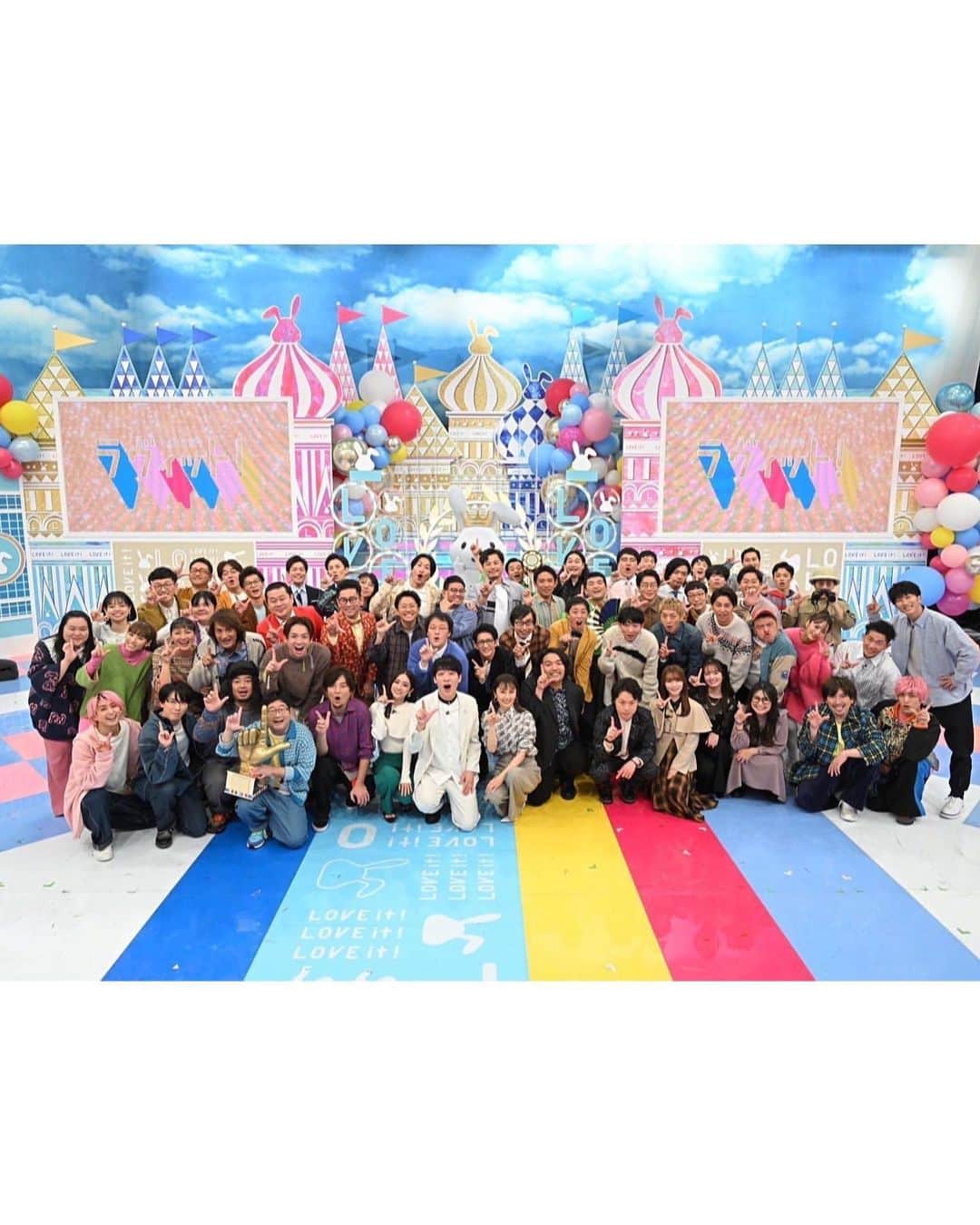 近藤千尋のインスタグラム：「ゴールデンラヴィット ありがとうございました🥹💕  いつも見ているラヴィットの 演者さんたちが50人も 集まるとこんなにハッピーパワー全開 なのかとワクワクが 止まらない３時間でした🥰🫶🏻  そしてその中に居れる幸せ。。。  サンボマスターさんの生歌にも 感動して、楽しくてあっという間の３時間❣️  TVerでもう一度ご覧になれます📺🥰  そして昨日でお仕事納めでした❤️ 2022年、たくさんのお仕事をさせていただき充実した一年でした☺️💓 家族、事務所の支えがあって いつも応援してくださる皆さんの、おかげです💓🥹 感謝感謝🫂❣️  来年も、もっと飛躍の時にするぞ〜💕  昨日から両親が来てくれているので まったり冬休みのスタートです🎍🥰  「ラヴィット」 １２／２８ tops @pameopose pants @honeymihoney_official pierce @unoaerre_japan  #近藤千尋衣装」