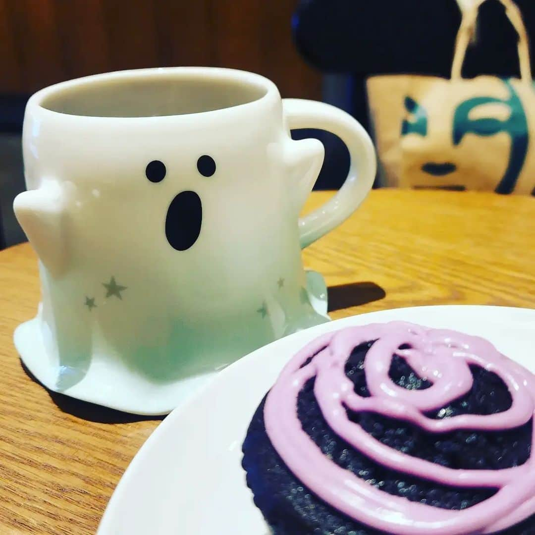 西尾夕香のインスタグラム：「#スタバ #スタバハロウィン #おゆハロ #ハロウィン #ハロウィンスイーツ ハロウィンの季節になるとタンブラーが増えちゃう。」