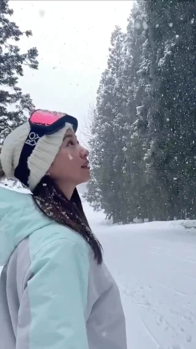 佐山彩香のインスタグラム：「@insta.kandatsu  Now Open!!!☃️❄️☃️❄️  平日は毎日レディースデイ💖 東京から1時間ちょいで行けちゃう 綺麗でイケてるスキー場❄️  #神立スノーリゾート #スノーボード #スノボ #burton #roxysnow」