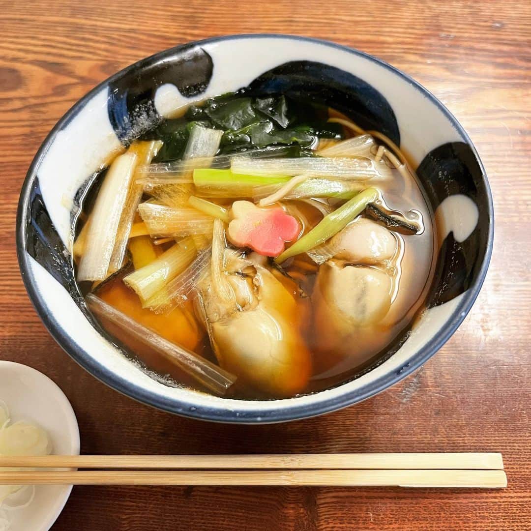 渡辺祐のインスタグラム：「銀座「そば処 よし田」つい先日にこちらでかき鍋会を開催したばかりでしたが年末再訪。まぐろぬたからの #かきそば 。その足でItoyaへ。結果、年末は卓上カレンダーが渋滞中。」