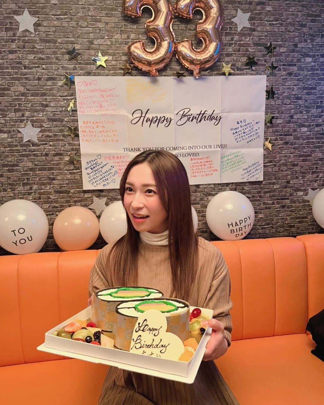 原明日夏さんのインスタグラム写真 - (原明日夏Instagram)「誕生日でした🎂  親友たちが用意してくれたケーキが独特すぎてこんな顔ばかりの写真になってしまっていました🫢笑  学生の頃は冬休みで友達にお祝いしてもらうことがあまりなくて、クリスマスと誕生日一緒にされがちで、ちょっと寂しかったけど🤏  今は年末でみんな仕事が休みだから、忘年会兼ねて集まれるのでこの日に生まれて良かったーと思ってます💓  33歳もよろしくお願いします🥺！！」12月29日 20時16分 - hara.as