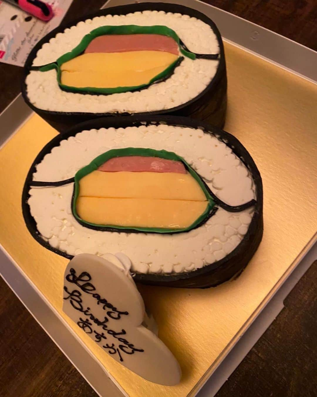 原明日夏さんのインスタグラム写真 - (原明日夏Instagram)「誕生日でした🎂  親友たちが用意してくれたケーキが独特すぎてこんな顔ばかりの写真になってしまっていました🫢笑  学生の頃は冬休みで友達にお祝いしてもらうことがあまりなくて、クリスマスと誕生日一緒にされがちで、ちょっと寂しかったけど🤏  今は年末でみんな仕事が休みだから、忘年会兼ねて集まれるのでこの日に生まれて良かったーと思ってます💓  33歳もよろしくお願いします🥺！！」12月29日 20時16分 - hara.as