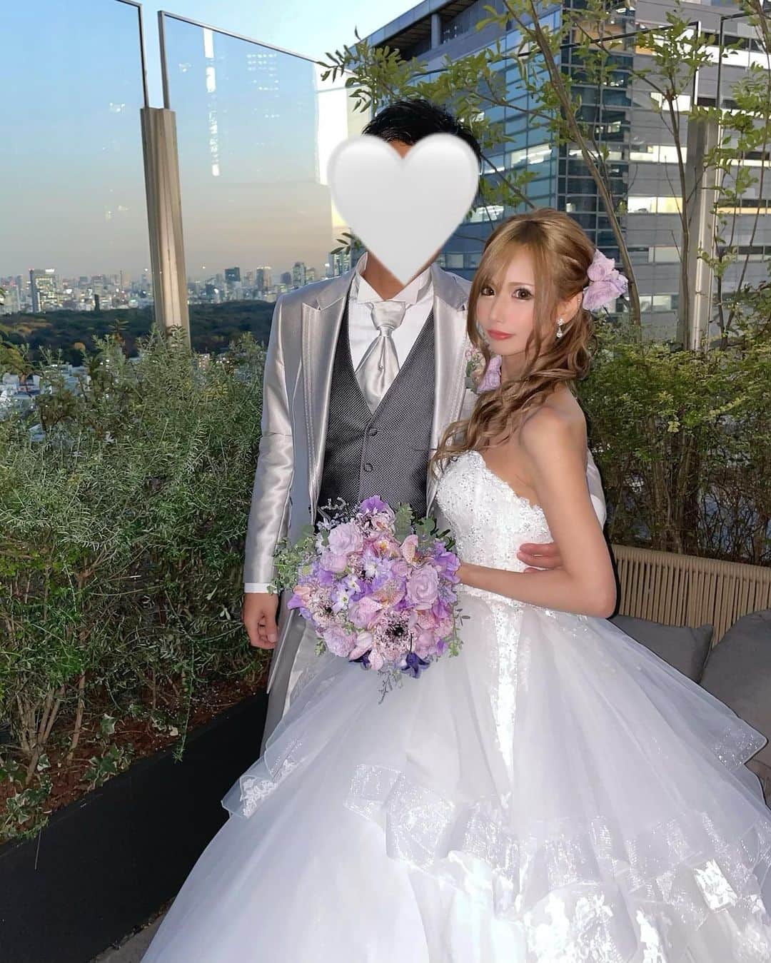 星河るいのインスタグラム：「. . お色直しは気に入った カラードレスがなかったから 一目惚れしたウェディングドレスのまま 髪型とブーケだけ変えた🫶 ｡* . . #結婚式#卒花#キンプトン新宿東京」