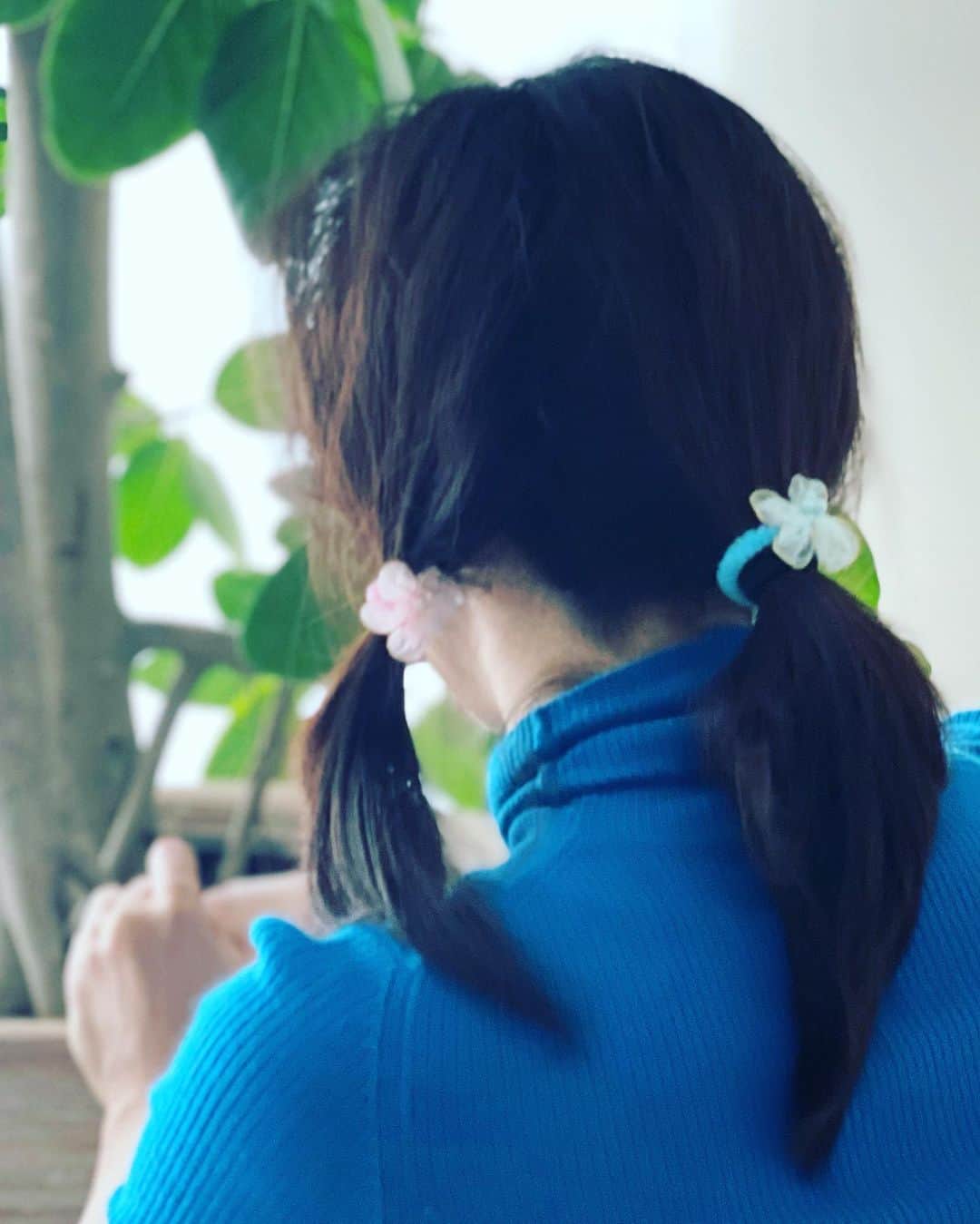 山口もえのインスタグラム：「・  今日の東京は清々しい天気で🌞 朝から家族全員の布団カバーとシーツを洗い 皆の布団を干しおでんを仕込み こどもたちの靴を洗って 5歳児と床の雑巾がけをして 植木のお手入れをして もうこれでもかーってくらい 師走らしくせわしなくしてる…笑 しかも！！ 5歳児が結いてくれたこんな髪型で❤️笑  今年もお世話になりました。 2023年もよろしくお願い致します🤲 皆さまよいお年をお迎えください🎍✨  #師走#大掃除 #こんな髪型で #1日過ごしてるよ♡ #夫姉弟は仕事やら習い事やらで不在 #5歳児とお留守番 #5歳 の次女が撮ってくれた写真📸 #皆さま #よいお年を  #❤️」