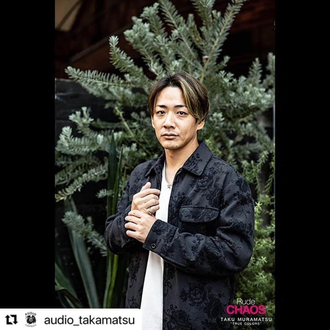 村松拓のインスタグラム：「#Repost @audio_takamatsu with @use.repost ・・・ Rude CHAOS -COLLABORATION with 村松拓   RUDE CHAOS EXHIBITION AT AUDIO DATE：1/2(MON)～1/15(SUN)   2023年1月2日よりAUDIOにて開催となる「Rude CHAOS EXHIBITION」。   コラボレーション作品の展示販売と、アーティストとのセッション風景を撮影した写真の展示を行います。 作品が完売してしまった際は受注販売を承り、後日の受け渡しとなりますので予めご了承ください。  ※同時にアーカイブ作品の受注販売も行います。 前回お目にかかれなかったお客様はこの機会にぜひご来店下さい。   各アイテムには村松拓氏のサイン刻印がされており、お渡しの際にもサインが入っている限定ギャランティーカードが付属となります。   TRUE COLORS NECKLACE-REGULAR 44,000円(税込)   TRUE COLORS NECKLACE-SHORT 41,800円(税込)   TRUE COLORS RING 36,300円(税込)   SWALLOW CRIMSON NECKLACE LARGE 50,160円(税込)   SWALLOW CRIMSON NECKLACE SMALL 36,960円(税込)   SWALLOW CRIMSON HAIR GUM 22,440円(税込)   商品の詳細はAUDIO BLOGまたはオンラインストアーをご覧下さい。   @takkyun_ncis  #村松拓 #NothingsCarvedInStone #ABSTRACTMASH #RudeCHAOS #RUDEGALLERY #ルードギャラリー #CHAOSDESIGN #カオスデザイン #audio_takamatsu」