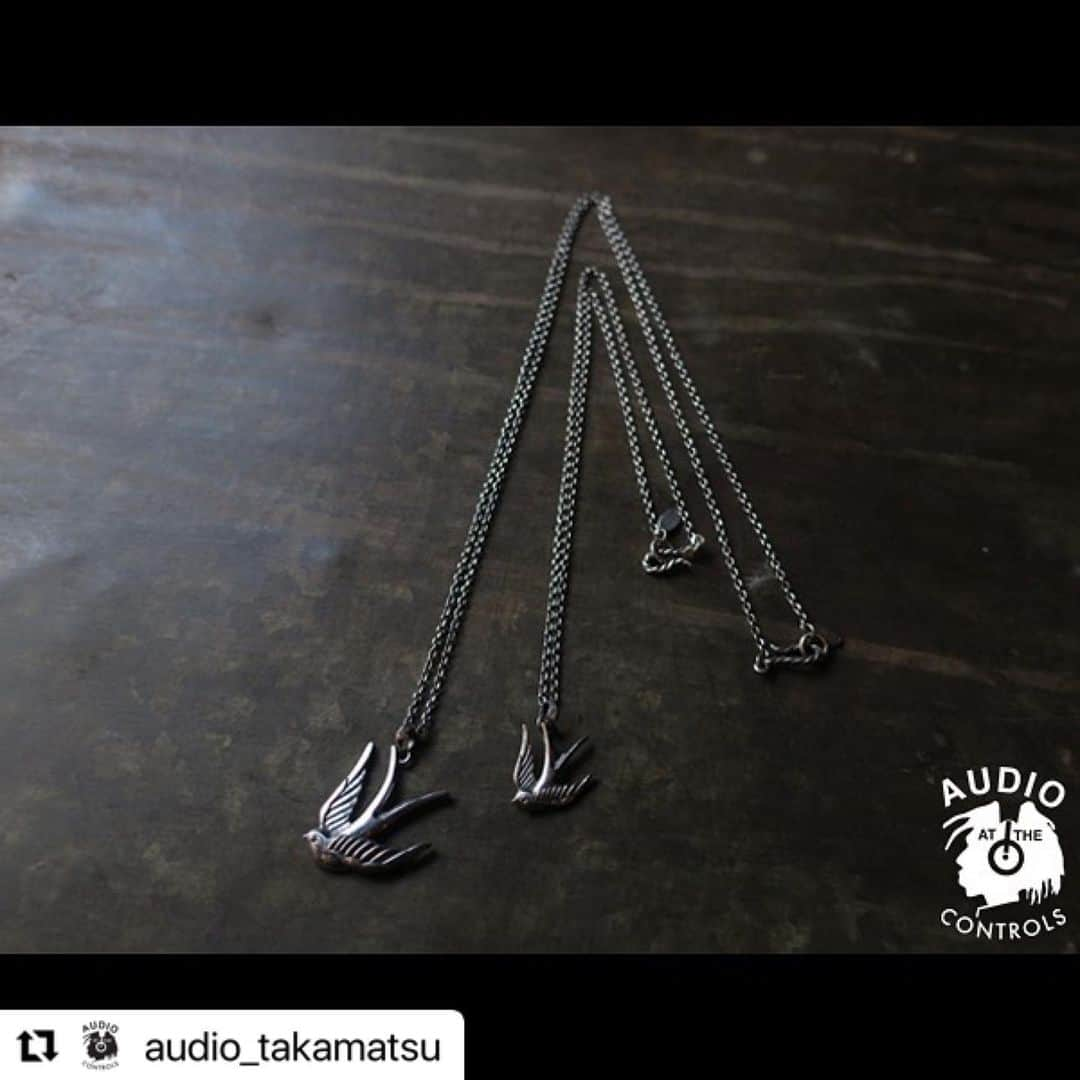 村松拓さんのインスタグラム写真 - (村松拓Instagram)「#Repost @audio_takamatsu with @use.repost ・・・ Rude CHAOS -COLLABORATION with 村松拓   RUDE CHAOS EXHIBITION AT AUDIO DATE：1/2(MON)～1/15(SUN)   2023年1月2日よりAUDIOにて開催となる「Rude CHAOS EXHIBITION」。   コラボレーション作品の展示販売と、アーティストとのセッション風景を撮影した写真の展示を行います。 作品が完売してしまった際は受注販売を承り、後日の受け渡しとなりますので予めご了承ください。  ※同時にアーカイブ作品の受注販売も行います。 前回お目にかかれなかったお客様はこの機会にぜひご来店下さい。   各アイテムには村松拓氏のサイン刻印がされており、お渡しの際にもサインが入っている限定ギャランティーカードが付属となります。   TRUE COLORS NECKLACE-REGULAR 44,000円(税込)   TRUE COLORS NECKLACE-SHORT 41,800円(税込)   TRUE COLORS RING 36,300円(税込)   SWALLOW CRIMSON NECKLACE LARGE 50,160円(税込)   SWALLOW CRIMSON NECKLACE SMALL 36,960円(税込)   SWALLOW CRIMSON HAIR GUM 22,440円(税込)   商品の詳細はAUDIO BLOGまたはオンラインストアーをご覧下さい。   @takkyun_ncis  #村松拓 #NothingsCarvedInStone #ABSTRACTMASH #RudeCHAOS #RUDEGALLERY #ルードギャラリー #CHAOSDESIGN #カオスデザイン #audio_takamatsu」12月29日 15時30分 - takkyun_ncis