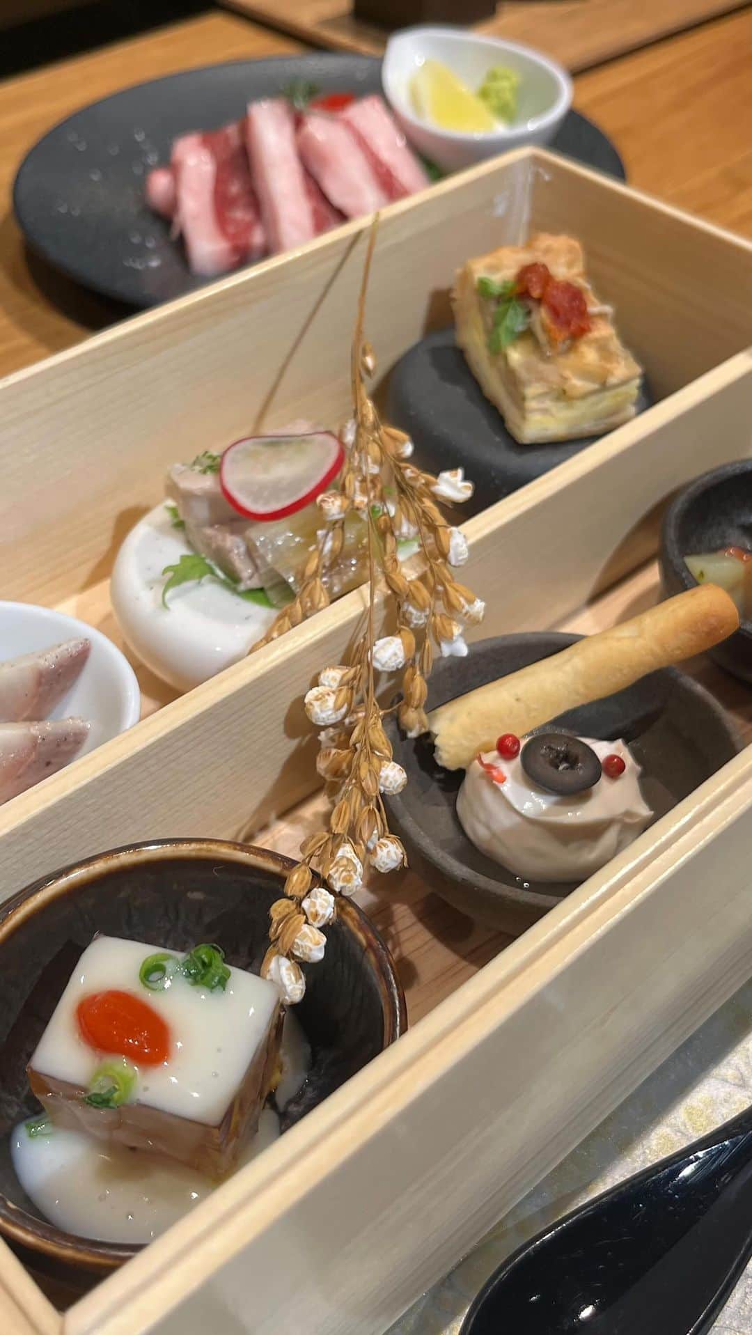 のインスタグラム：「【オールインクルーシブ】 こんにちは！ メルヴェール箱根強羅でございます😌  当館はご宿泊代にご夕食時のお飲み物や 薬膳バーのご利用代が含まれている オールインクルーシブのお宿でございます🥂  こちらの動画内の お飲み物はご夕食時にご提供しているものです！  こちら全て90分間お好きなだけ お愉しみいただけます🍺🥤✨  追加料金を気にせずに お愉しみいただけるのでお客様からも 好評でございます😊  ビールや日本酒、ワイン、薬膳酒、ソフトドリンク等 様々なお飲み物をご用意しております♪  ご来館の際は、是非ご夕食付きのプランで ご予約くださいませ！  皆様のご来館を心よりお待ち申し上げます。  ※動画は一例です。時期や仕入れ状況により内容は 異なりますので予めご了承くださいませ。  #メルヴェール箱根強羅 #merveillehakonegora  #箱根　#hakone #強羅　#gora #箱根旅行　#hakonetrip #japan #オールインクルーシブ #リロホテルズリゾーツ」