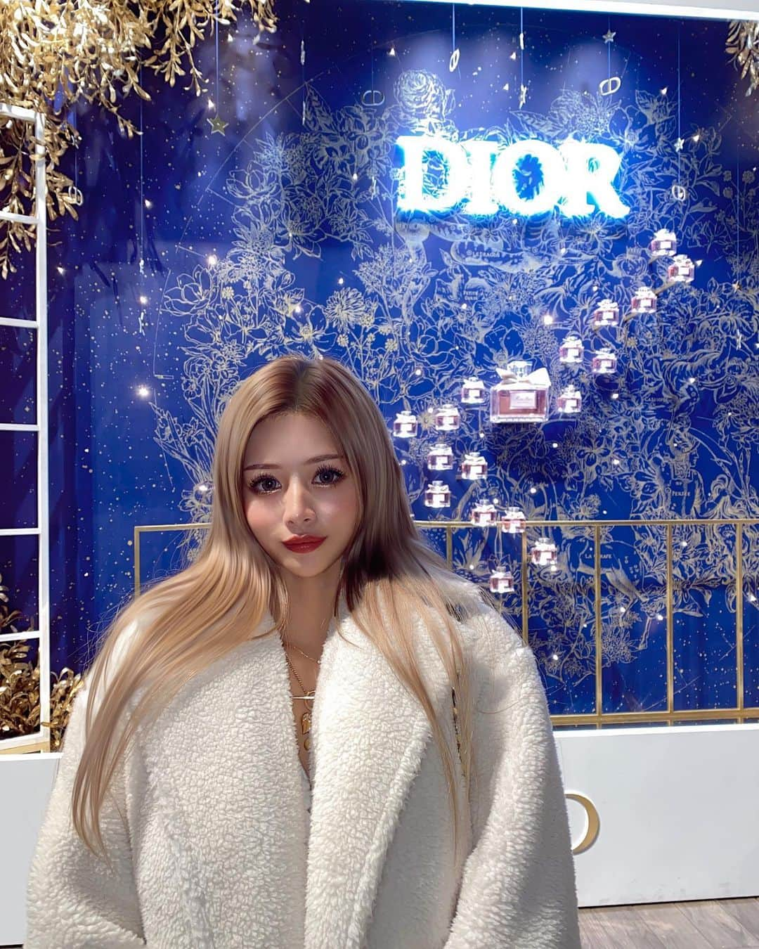 REINAのインスタグラム：「DIOR💐 #dior  #dior香水  #diorcafe  #diormakeup」