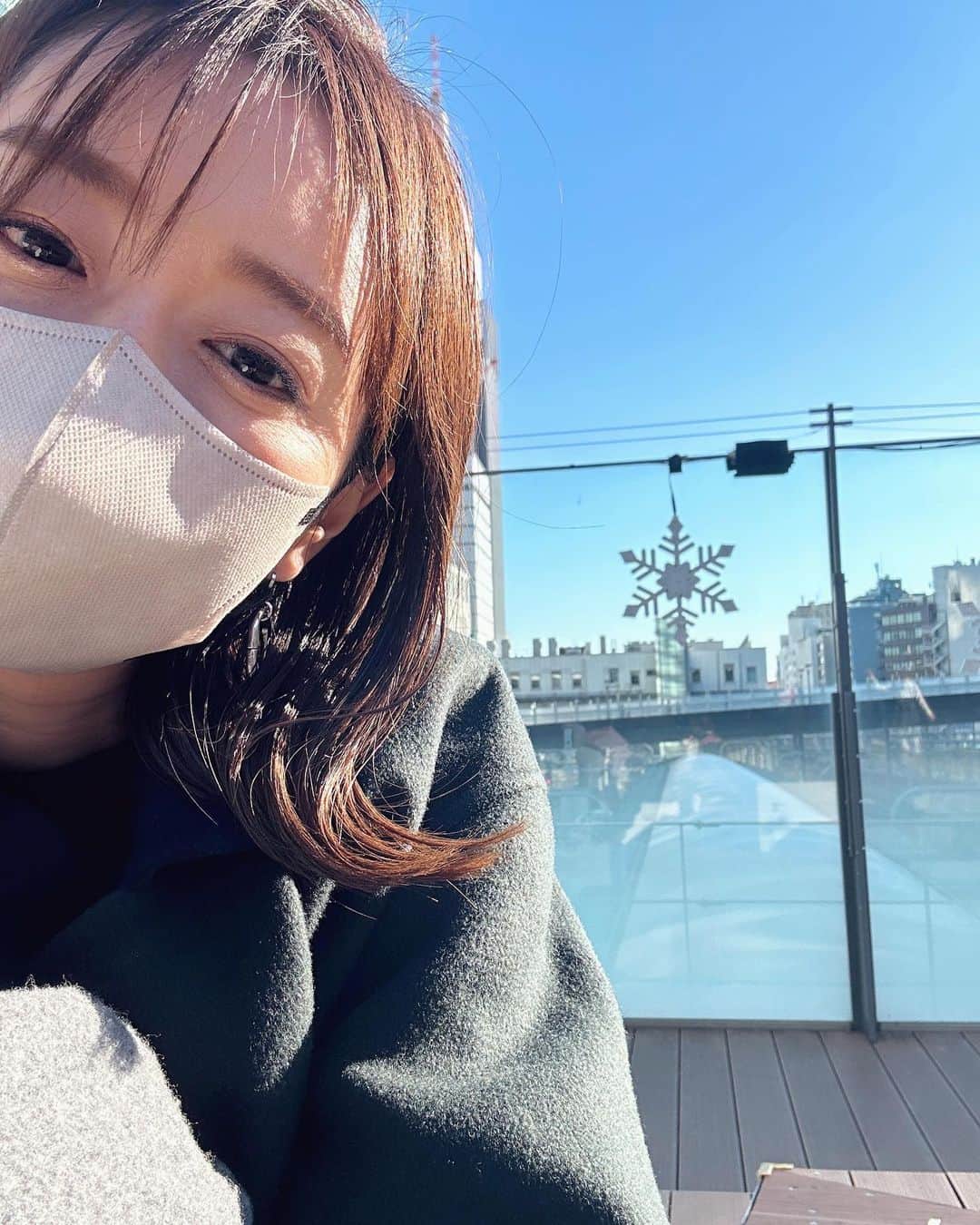 のインスタグラム：「💙 パパお仕事のため、娘と2人で寄り道しながら帰省。 . ランチ食べたり、 お買い物したり、 いいお天気なので外でのんびりしたり。 . 小1ともなると女子旅気分でなかなか楽しいです♡ . . #冬休み #母娘旅」