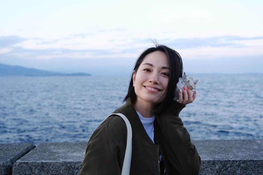寺田有希のインスタグラム：「小学校時代からの友だちが撮ってくれたの📸✨ いい写真でお気に入り♡  貝を耳に当てて、 何やってんの？って感じではありますが🤣✨  #フリーランス女子 #寺田有希 #teradayuki」