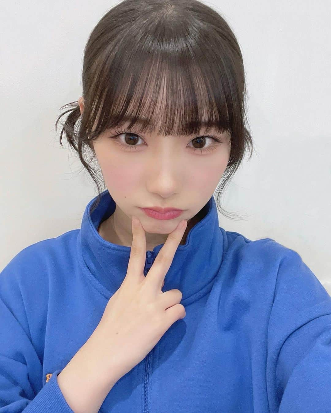 倉島杏実のインスタグラム：「🫧  初めてした髪の毛🫶🏻 お気に入りだからまたいつかやりたい🥺   #SKE48 #idol #お団子ヘア #黒髪 #ヘアアレンジ #アイドルメイク #ピンクメイク #ブルベ夏 #sjk #05」