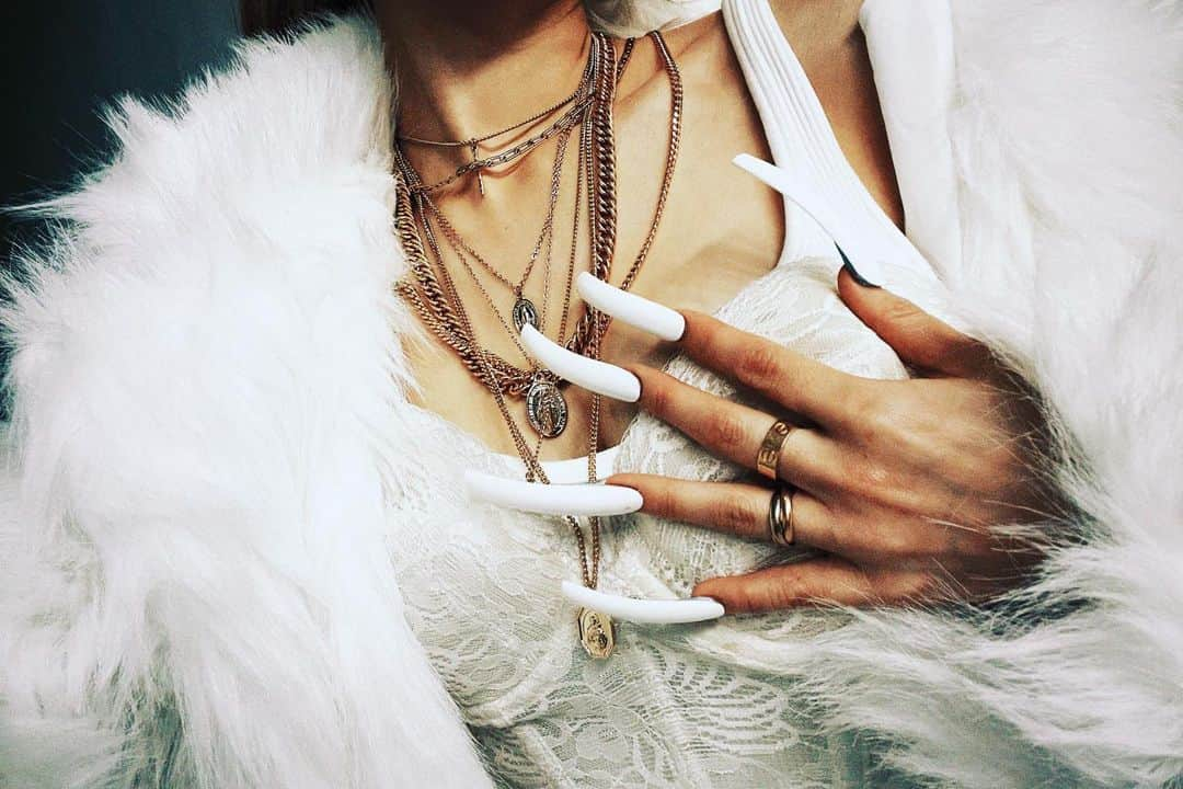 加藤ミリヤのインスタグラム：「🤍🤍🤍  #whitenail #superlongnails」