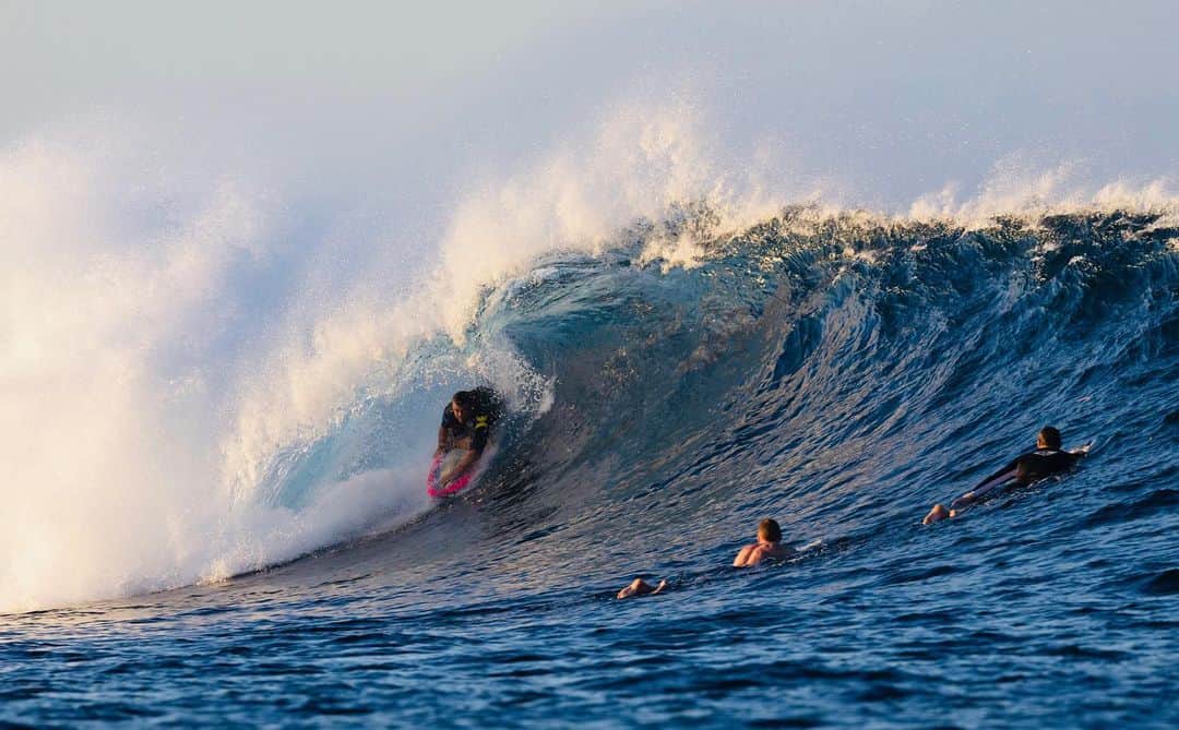 のインスタグラム：「I’ve been lucky to do some amazing and weird things in life but pigeon pose in the barrel is a new one! And yes of course I came out of this and did 3 belter turns kicked off stepped onto the boat to an ice cold frothy. Perfect 10 Bula Fiji! Thanks for having us.」