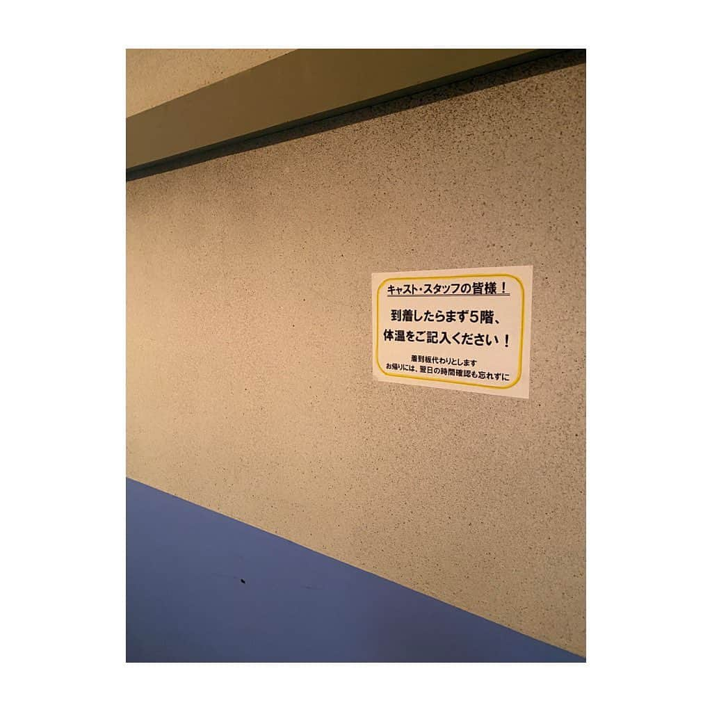 秋元才加さんのインスタグラム写真 - (秋元才加Instagram)「『ショウ・マスト・ゴー・オン』無事大千穐楽を終えました。 色々なハプニングもありましたが、その都度一丸となり皆で乗り越えようとする姿勢に、（大体三谷さん頼み。）私自身学びが沢山ありました。 毎日がジェットコースターみたいでハラハラドキドキ。 これからの人生観が変わっちゃうかもしれません笑 お客様のご理解もあり、ここまで来られました。 本当に感謝しております。  ここだけの話、最後の花柄ワンピースが劇的に似合ってなかったなぁ。 そんなワンピを選んじゃうのえちゃんが愛おしく思えます。  キャスト全員が愛おしい。 毎日幸せでした。  ありがとうございました。  皆様、またどこかで💜」12月29日 16時28分 - areasayaka