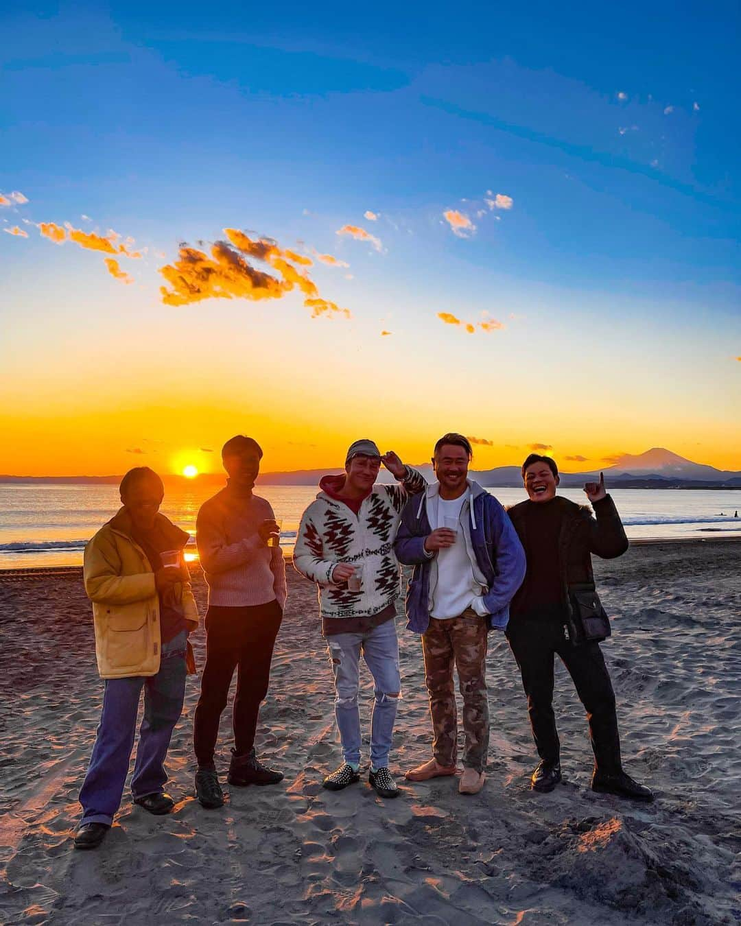 ブレイズ・プラントのインスタグラム：「Always the best with #friends Visited #shonan and met up with #grapevine team.  #tonoami #wine #beach #sunset @tonoami_shonan」