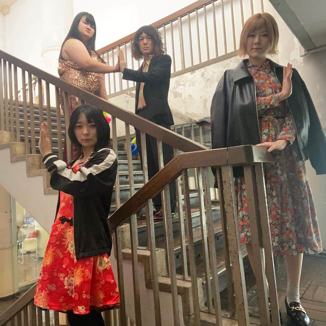 小田結希さんのインスタグラム写真 - (小田結希Instagram)「にゃんこスターさんとのツーマンライブのオフショ🐈  私が棒立ちダブルピースしかできないのでアンゴラさんを困らせてました。植田と三助さんのインチキ富豪感。アンゴラさんのチャイナ可愛かったんよ。  2023.1.12 新宿バティオス　19:30開演「バーサス鼓膜」  #オダウエダ #にゃんこスター」12月29日 16時50分 - odauedaoda