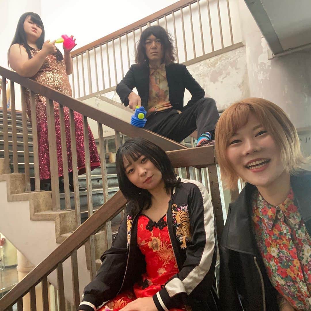 小田結希さんのインスタグラム写真 - (小田結希Instagram)「にゃんこスターさんとのツーマンライブのオフショ🐈  私が棒立ちダブルピースしかできないのでアンゴラさんを困らせてました。植田と三助さんのインチキ富豪感。アンゴラさんのチャイナ可愛かったんよ。  2023.1.12 新宿バティオス　19:30開演「バーサス鼓膜」  #オダウエダ #にゃんこスター」12月29日 16時50分 - odauedaoda