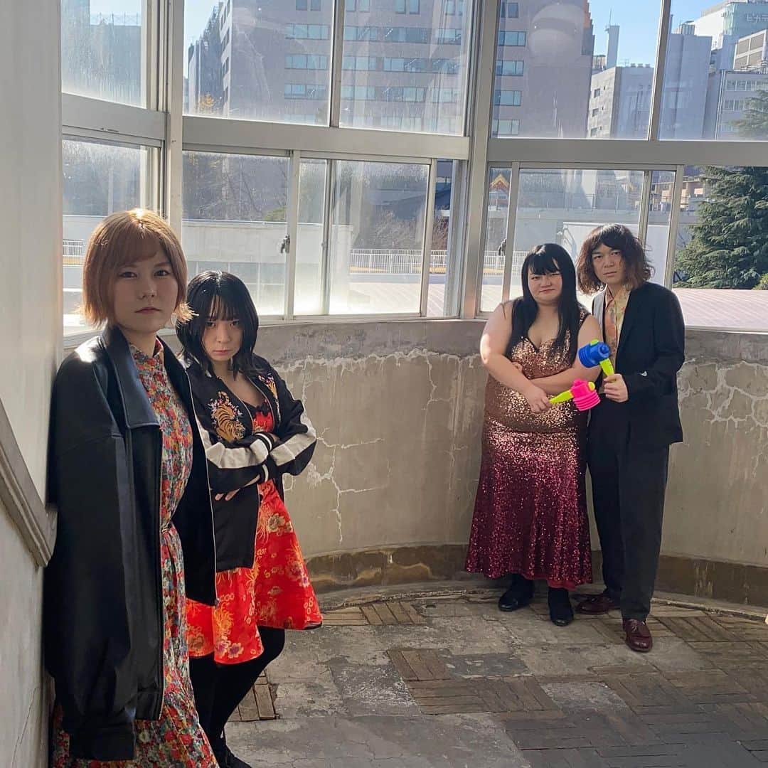 小田結希さんのインスタグラム写真 - (小田結希Instagram)「にゃんこスターさんとのツーマンライブのオフショ🐈  私が棒立ちダブルピースしかできないのでアンゴラさんを困らせてました。植田と三助さんのインチキ富豪感。アンゴラさんのチャイナ可愛かったんよ。  2023.1.12 新宿バティオス　19:30開演「バーサス鼓膜」  #オダウエダ #にゃんこスター」12月29日 16時50分 - odauedaoda