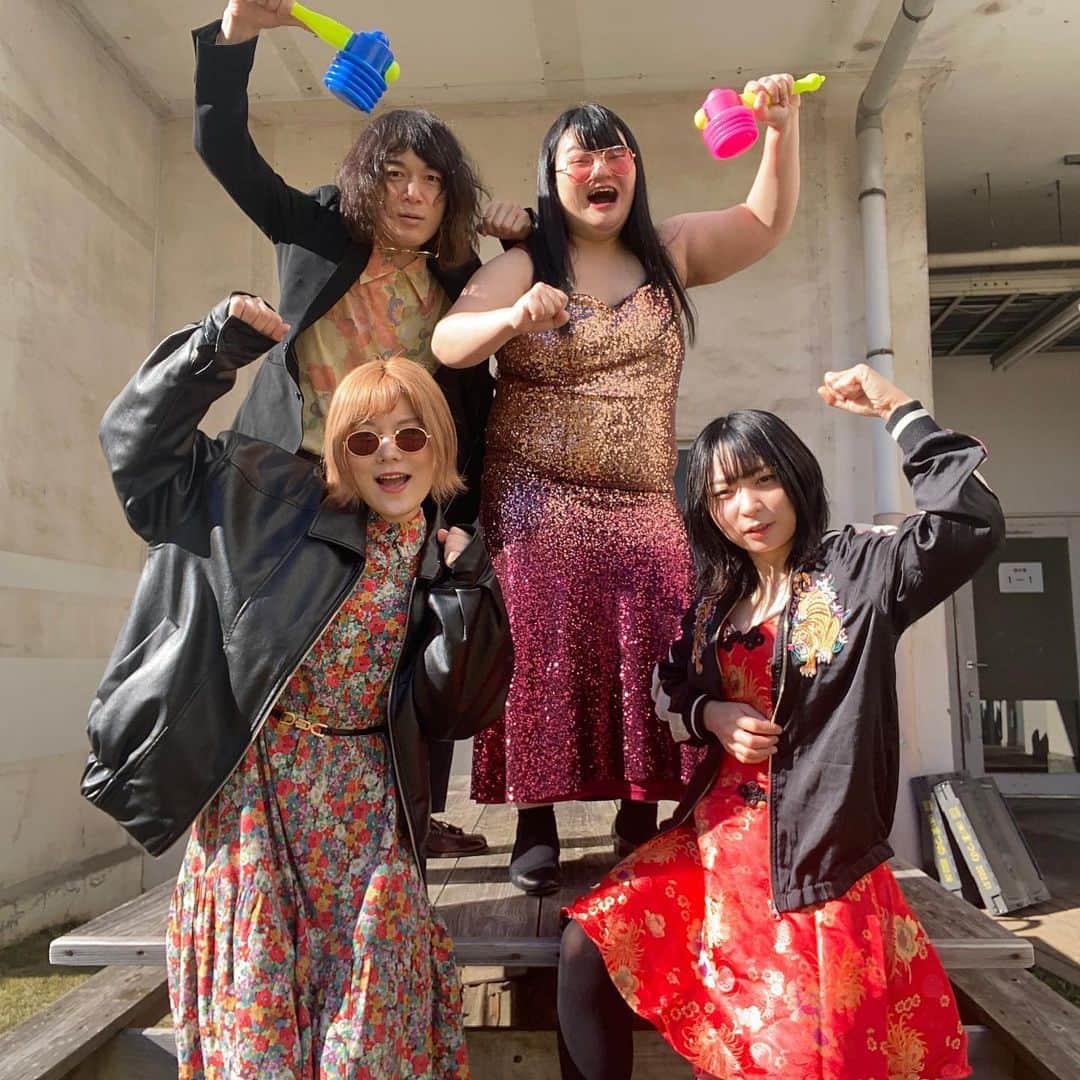 小田結希さんのインスタグラム写真 - (小田結希Instagram)「にゃんこスターさんとのツーマンライブのオフショ🐈  私が棒立ちダブルピースしかできないのでアンゴラさんを困らせてました。植田と三助さんのインチキ富豪感。アンゴラさんのチャイナ可愛かったんよ。  2023.1.12 新宿バティオス　19:30開演「バーサス鼓膜」  #オダウエダ #にゃんこスター」12月29日 16時50分 - odauedaoda