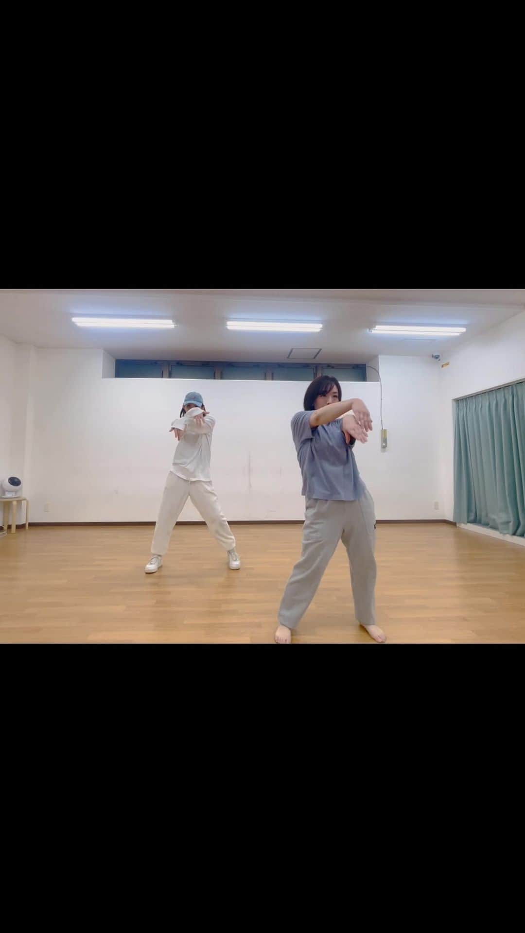 のインスタグラム：「昨日は汗をかこうの会 踊り納めでした！今回のは 曲とか振付とかなんか懐かしい感じやった〜  そして今日は時間余裕あるやーん ってやってたら結局 最後バタバタ😇 今年もヘラヘラのんびり楽しく 村人達と汗をかきました〜🙆‍♀️ 来年も気のむくまま マイペースに踊ろう〜🙆‍♀️✨  #汗をかこうの会 #newjeans  #hypeboy  #踊り納め」