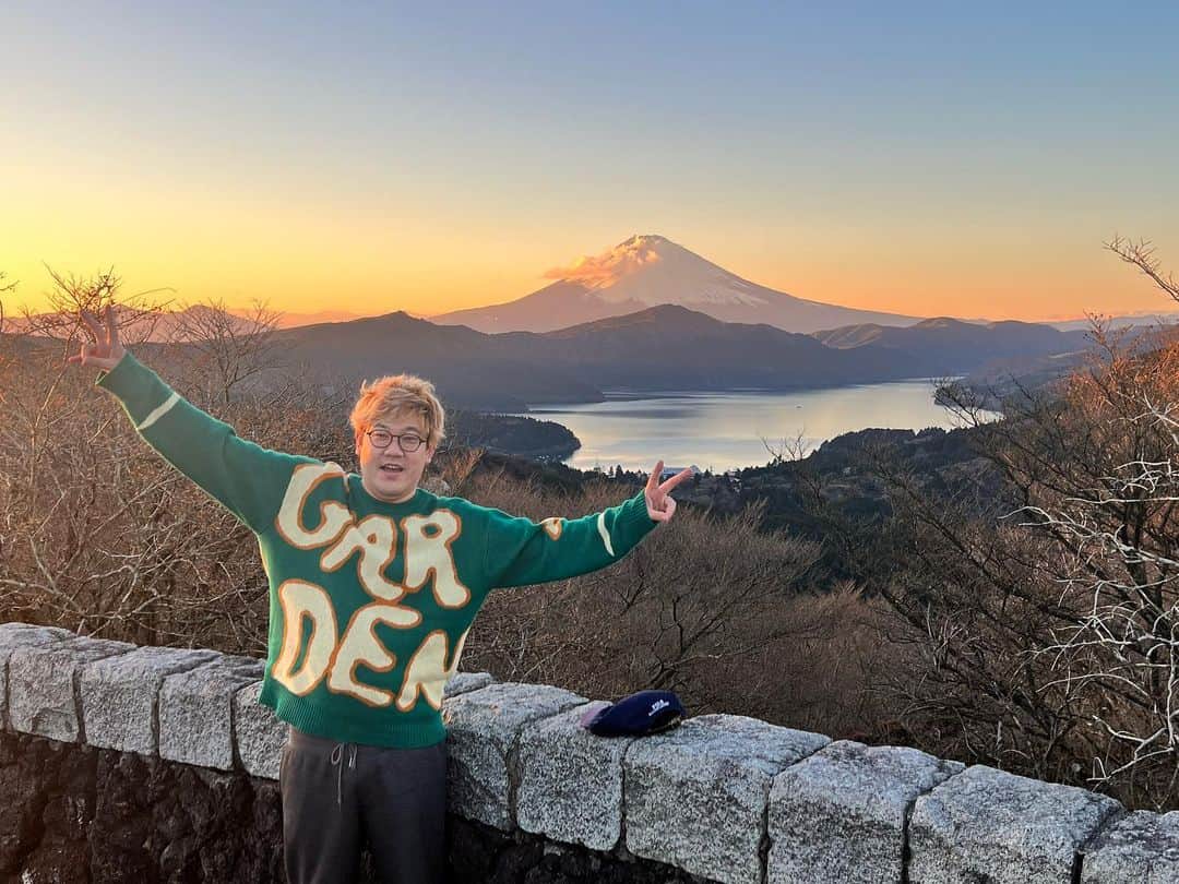 でんがんのインスタグラム：「富士山という世界遺産に乾杯🍻  2022年もあと2日ですが、最後の旅行で箱根来てます！！ 多分これが最後の投稿説あるので、2023年もまたよろしくお願いします！！」
