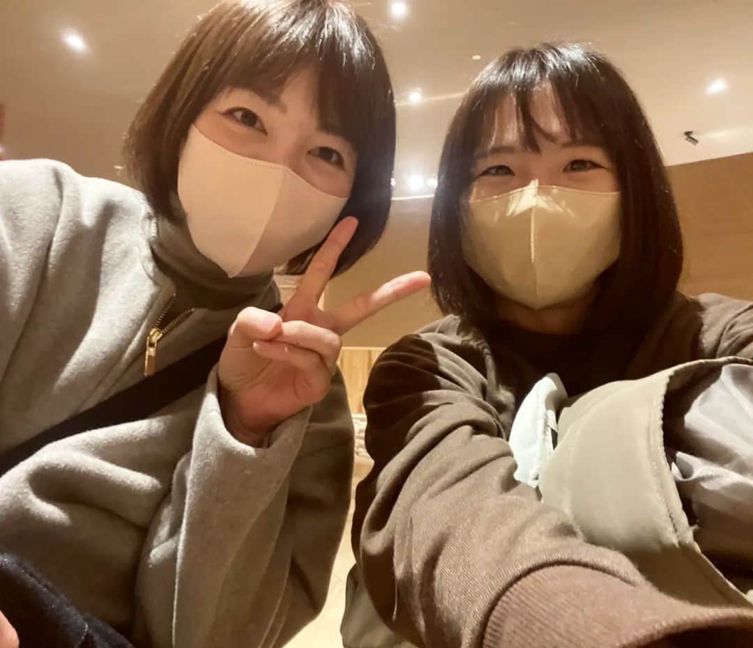 橋本真衣のインスタグラム：「. 親友が帰省の前に 福岡に立ち寄ってくれました❤️ 子どもを おもちゃ美術館に解き放ち、 夫たちに見ててもらいながら(ありがとう) 束の間ゆっくり話せて 嬉しかった🤗 コロナが落ち着いたら 大阪でも会おうー😍💓 . . #辛うじて撮った一枚#赤ちゃんがいると#みんな忙しない#写真撮るのも忘れて#お世話に必死#でもかわいいね👶」