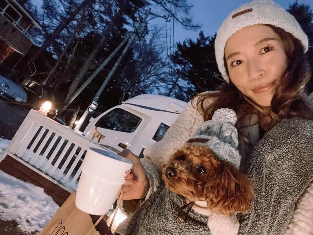 RENA のインスタグラム：「書ききれない程たくさんあるけど出来なかったやりたい事リストのうちの一つ  自然の中のドームテントかコテージに泊まってゆっくり過ごす🌲🌟  思い付きで年末駆け込みで行動してみたら疲れたし寒いけどw最高✨❄️  どうしても軽井沢が良かったわけじゃなくて、viviと私だけで行けて前日予約で楽しめるところを探したら奇跡的にここがとれた✨  結果天気にも恵まれたし軽井沢でここで良かったー☺️❄️  たくさん遊べて楽しい🤍  #backpacker #trip #snowing  #endofyear #holiday #try #nature #doglover #弾丸トラベラー #軽井沢 #雪国 #旅行 #オトナ女子 #愛犬家 #わんこのいる生活 #やりたいことリスト #karuizawawithdog」