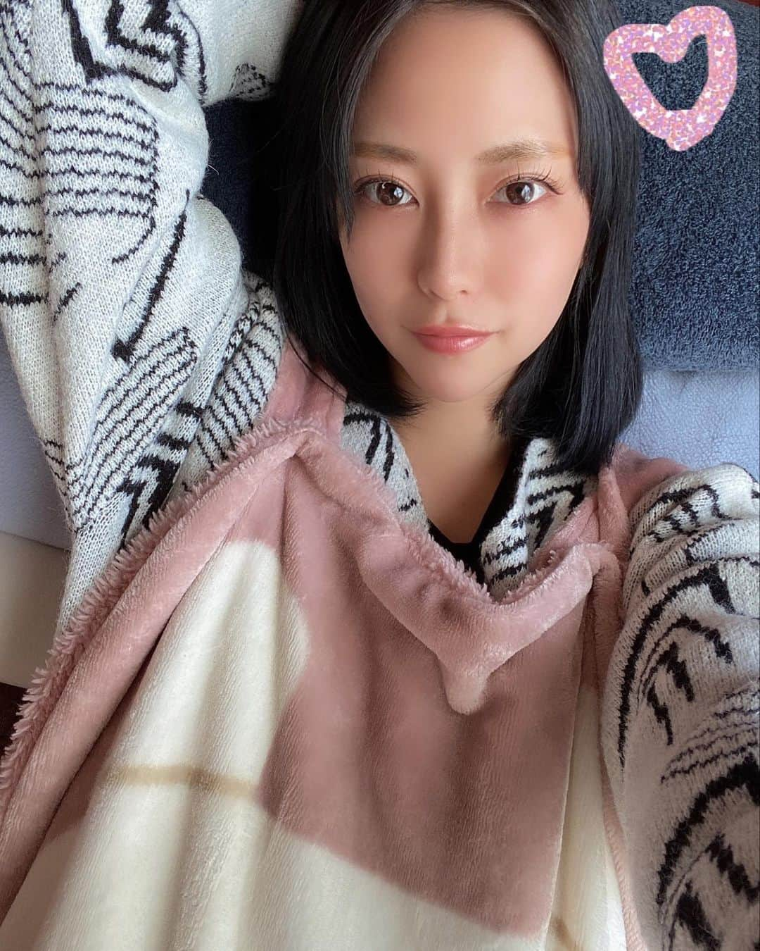 福井柑奈のインスタグラム：「むっちゃ柔らかあったかあ🫢💓 年末年始はこれでリビングにメロちゃんとずっといると思う😏  🐱「Fuku Fuku Nyanko」 すっぽりひも付きケット  ( @hapins_official )  猫好きにはたまりません。 猫ちゃんに包まれて眠れますzzz 片側ファスナーを外すと大判ケットになるので毛布として使えるし、肌触りもサイコー🫧 デスクワークにもぴったりかなと🙏🏻  🐱URL☜ストーリーズでリンクします https://hapins-online.myshopify.com/products/21735550207  こちらのクーポンコードで お得にゲットしちゃってください🐈💓 ギフトにもおすすめです🎁  🐱クーポンコード🐱 HPCP664967989  2023年2月28日まで 2,000円以上お買い上げで500円引き(店舗・ECともに利用可能)  #HAPiNS #雑貨 #おうち時間 #プチギフト #fukufukunyanko #ふくふく #猫 #猫のいる暮らし #ねこすたぐらむ #あったかグッズ #猫好き女子 #cat #cats #catlove #instagood #instadaily #sleepy #warm #love #japanesegirl #selfie #selflove #followme」