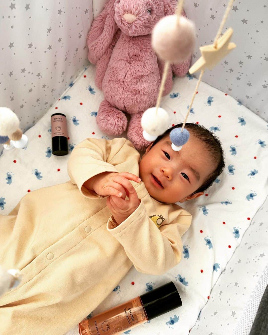 Karinのインスタグラム：「SHINE BABY & KIDS  ローションを頭皮とお顔に塗って、バームを唇とお顔に使うのがお気に入り。 SHINE BABY & KIDSを使用してから、唇の皮が硬くならずに、お顔の発疹もほとんどなくなりました♪  #baby #babyboy  #shinebabyandkids  #シャインベビーアンドキッズ  #シャインアンバサダー応募」