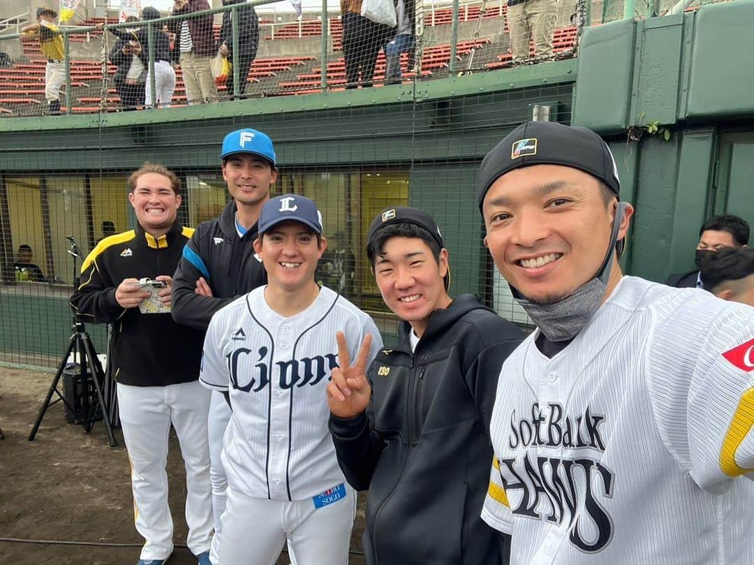 上原健太さんのインスタグラム写真 - (上原健太Instagram)「今日は東浜さん主催の野球教室に参加させていただきました！ たくさんの小学生達に囲まれて楽しかった^ ^ そして上手いねみんな！  エイサーも本当に久しぶりに見たら迫力が凄かった！ 小学生の頃エイサーやってたなー  開催にあたって協力していただいた関係者、スポンサーの方々ありがとうございました！  #東浜巨  #与座海人  #勝連大稀  #砂川リチャード  #上原健太 #北海道日本ハムファイターズ  #福岡ソフトバンクホークス  #埼玉西武ライオンズ   #めくるくん」12月29日 17時47分 - kenta.uehara20