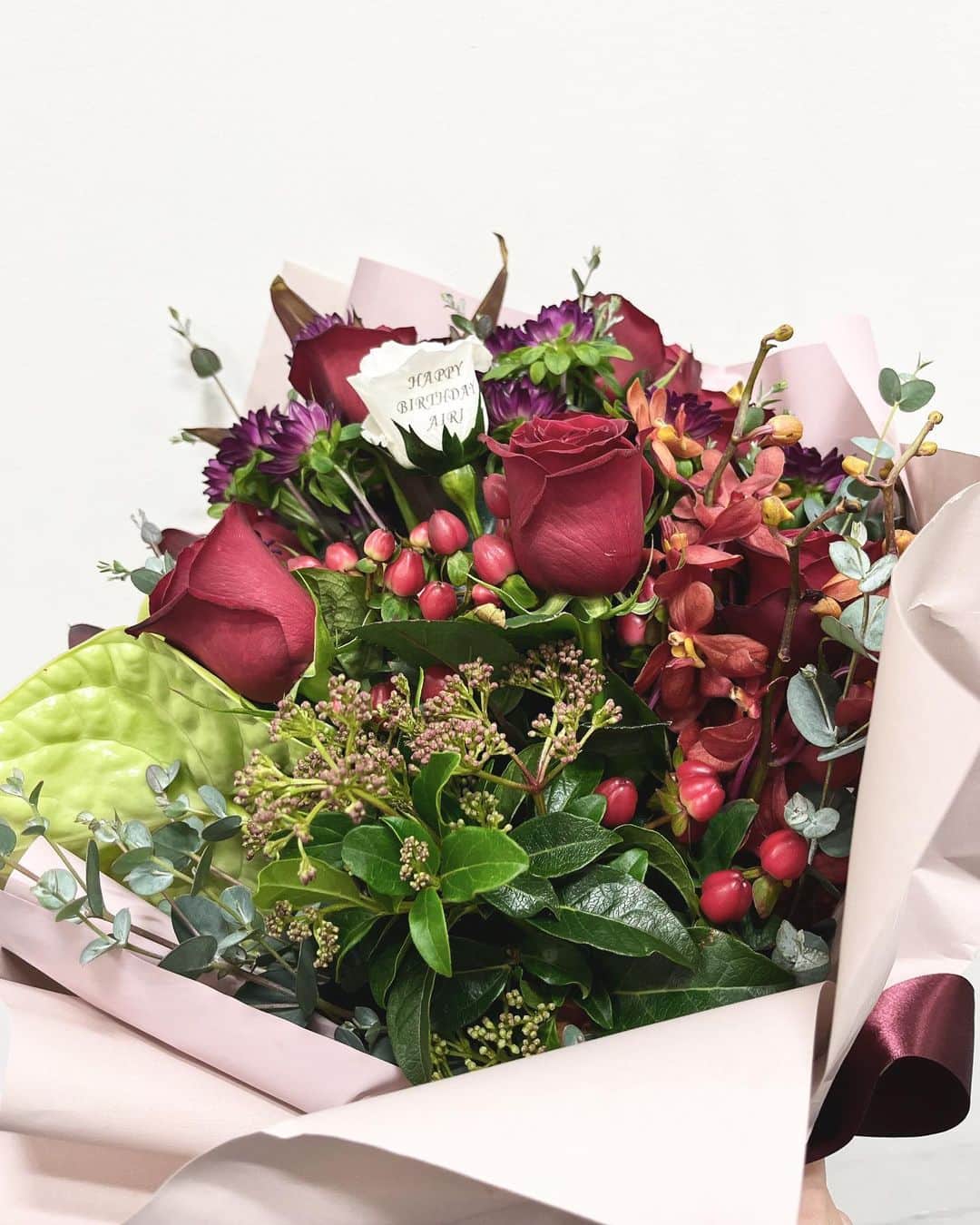 松井愛莉のインスタグラム：「今年の仕事無事に納めました！  薔薇に名前が書いてある おしゃれすぎる花束と、 ケーキを頂いて幸せな日。  新しい作品の読み合わせだったのだけど 始まる前からワクワクして堪らない🤍」