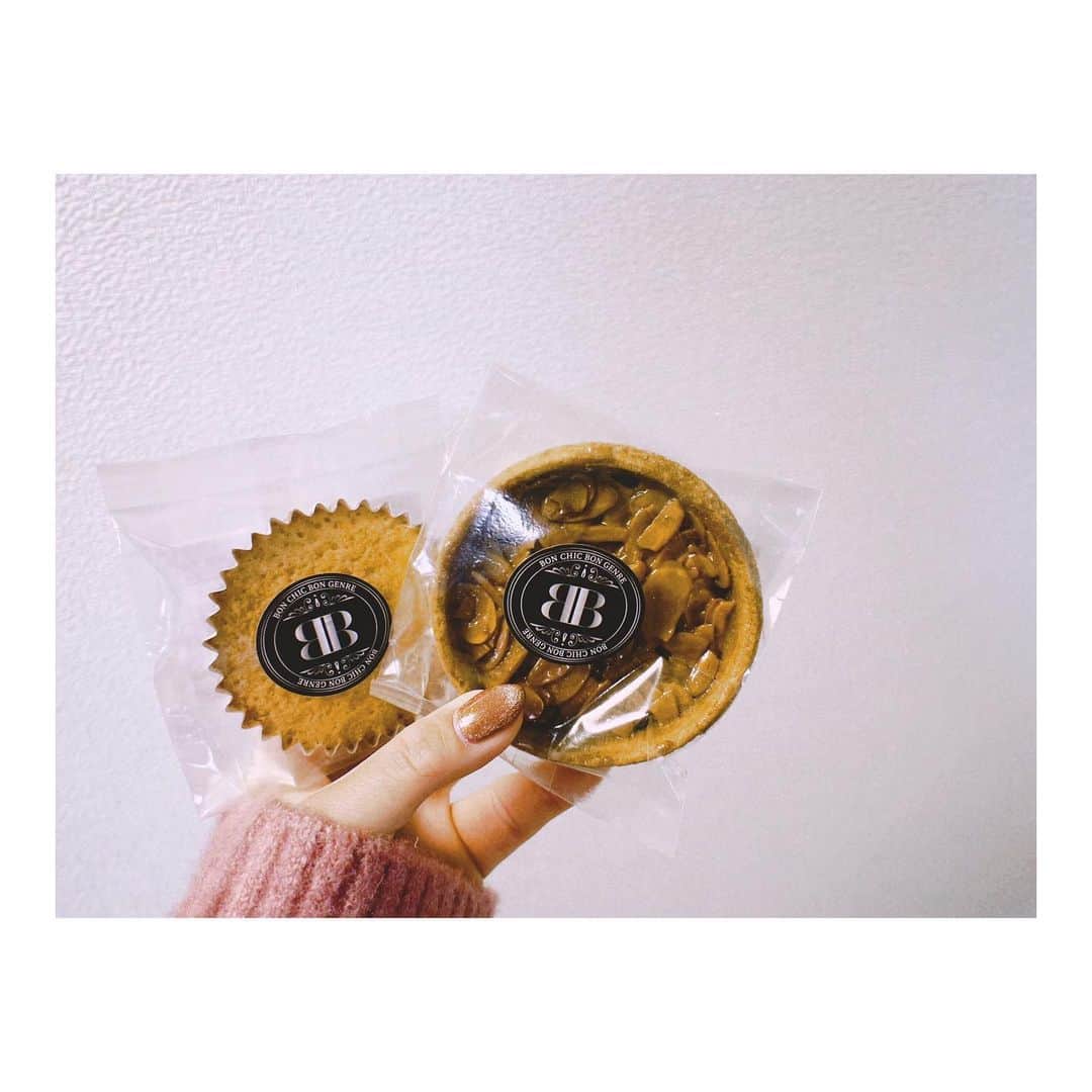 林菜乃子さんのインスタグラム写真 - (林菜乃子Instagram)「.  皆様、年末ゆっくり出来てますか〜？·͜· ♡ お仕事納めの方も多いと思います。 1年間、お疲れ様でした!!  今日はおすすめのお菓子をご紹介します🍪🧁  BCBGJAPAN さん @bon_chic_cafe の焼き菓子です！  フランス直輸入のお菓子で、ホテルやブライダルに提供されております✨  皆さんにぜひ一度食べてもらいたいです🥰  ストーリーにオンラインショップのURL載せますので、是非見てみて下さい🌿𓂃𓈒𓏸︎︎︎︎」12月29日 18時07分 - h._.nanoko24