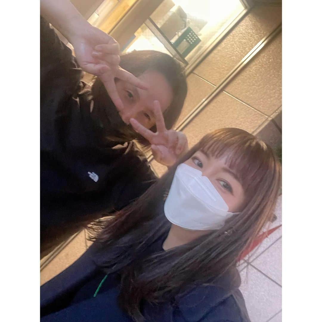 咲希あかねのインスタグラム：「#lomalia #haircut #haircolor   #泉脇崇 #ゴッドハンド  @lomalia_izuwaki   いつも通り、全て『お任せで』 素敵にしてくれる！  自分が好きなものと、自分に似合うものって違うから 人に任せるっていうのが楽しいの♪  今回はハイライト入れてくれました！ わかるかな◡̈⋆*  そしてそして、 泉脇さんが作ったオーガニックワックスLenyを Femone onlineSHOPでも購入できることになりました！！ @femone_official   私 このワックスが1番好きで、人にプレゼントとかするくらい愛用してます🤣笑  ①香りが最高にいい！！ 香水とかつけないのですが、これつけてるといい香りって言われます😏  ②ラインの出方がきれい！ 髪の巻いた後につけるとカールのラインの出方が半端なく良い！前髪につけたら程よい束感がでるの😆  ③ベタつかない！ つけすぎてベタついたりとかなく程よいの！！hair & bodyワックスなので、保湿として使用後も手を洗わなくていい😤  試しに使ってみてほしい〜❤️  #hairstyle #hairstylist #hairarrange #ヘアアレンジ #ヘアワックス #ヘアスタイル  #ロマリア」