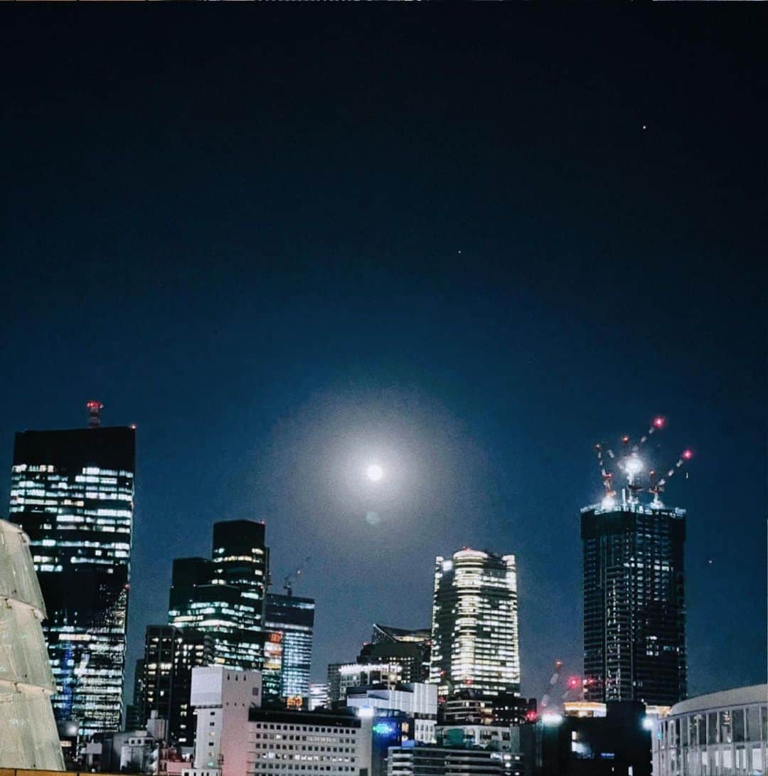片山萌美のインスタグラム：「🌕  いつかの 冬の都会  あっという間の年の瀬すぎますね」
