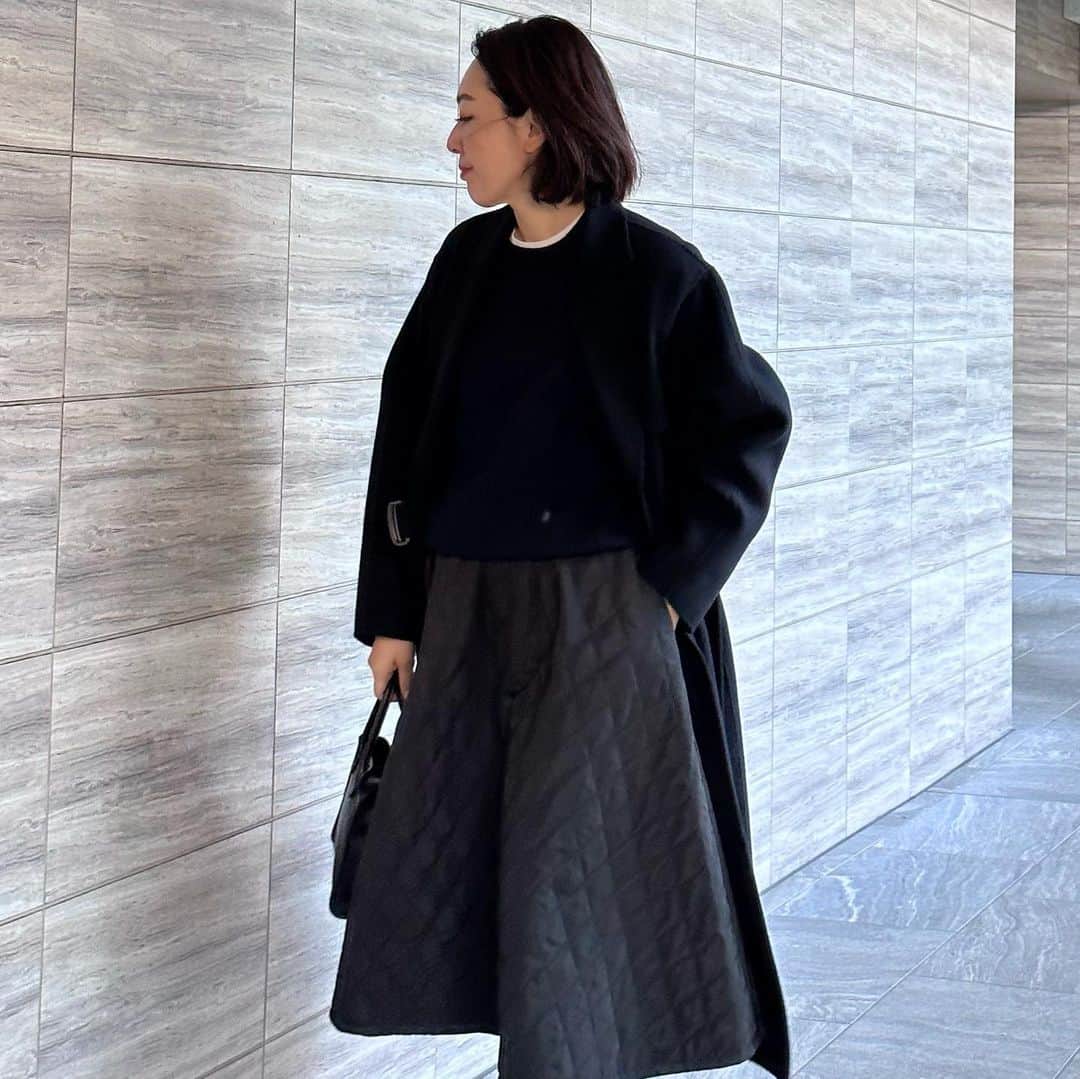 aki_closetのインスタグラム：「. キルティングスカートが欲しくて プチプラで買ってみたら暖かいし軽いし🥺  寒がりな私にぴったりで買ってよかった💓  . #amely #rakuten_fashion  #lohen #uniqlo #chanel」